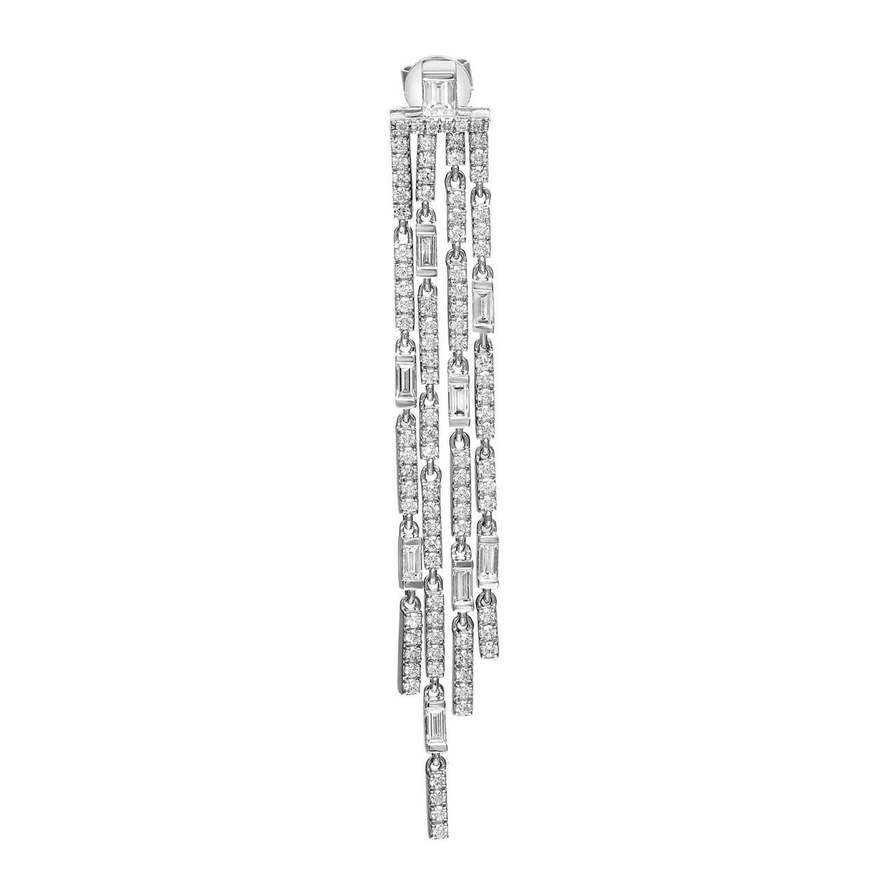 Die 4-Tropfen-Diamant-Kronleuchter-Ohrringe sind mit einer faszinierenden Kombination aus Baguette- und Rundschliff-Diamanten geschmückt. Die Diamanten im Baguetteschliff verleihen dem Design eine schlanke und langgestreckte Form und sorgen für