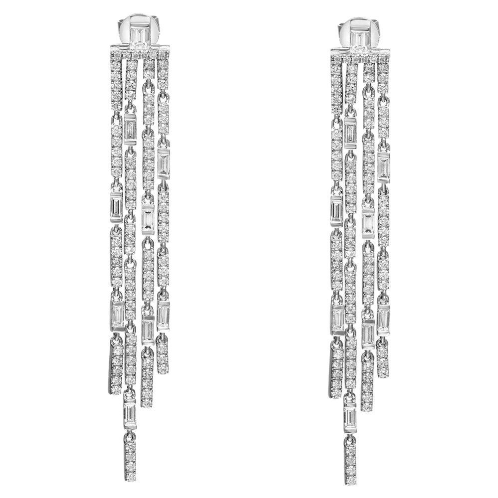 Boucles d'oreilles chandelier en or blanc 18 carats avec diamants taille baguette et ronde de 2,60 carats en vente