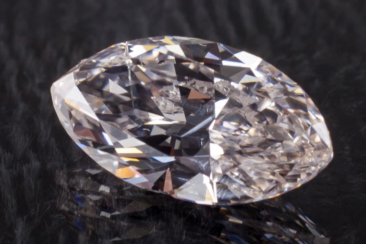 Informations générales sur le diamant
Numéro de rapport GIA : 5182448043
Taille du diamant : Brilliante Marquise 
Dimensions : 13,23 x 7,10 x 4,23 mm

Résultats de la classification des diamants
Poids en carats : 2,65
Degré de clarté : I1

Résultats