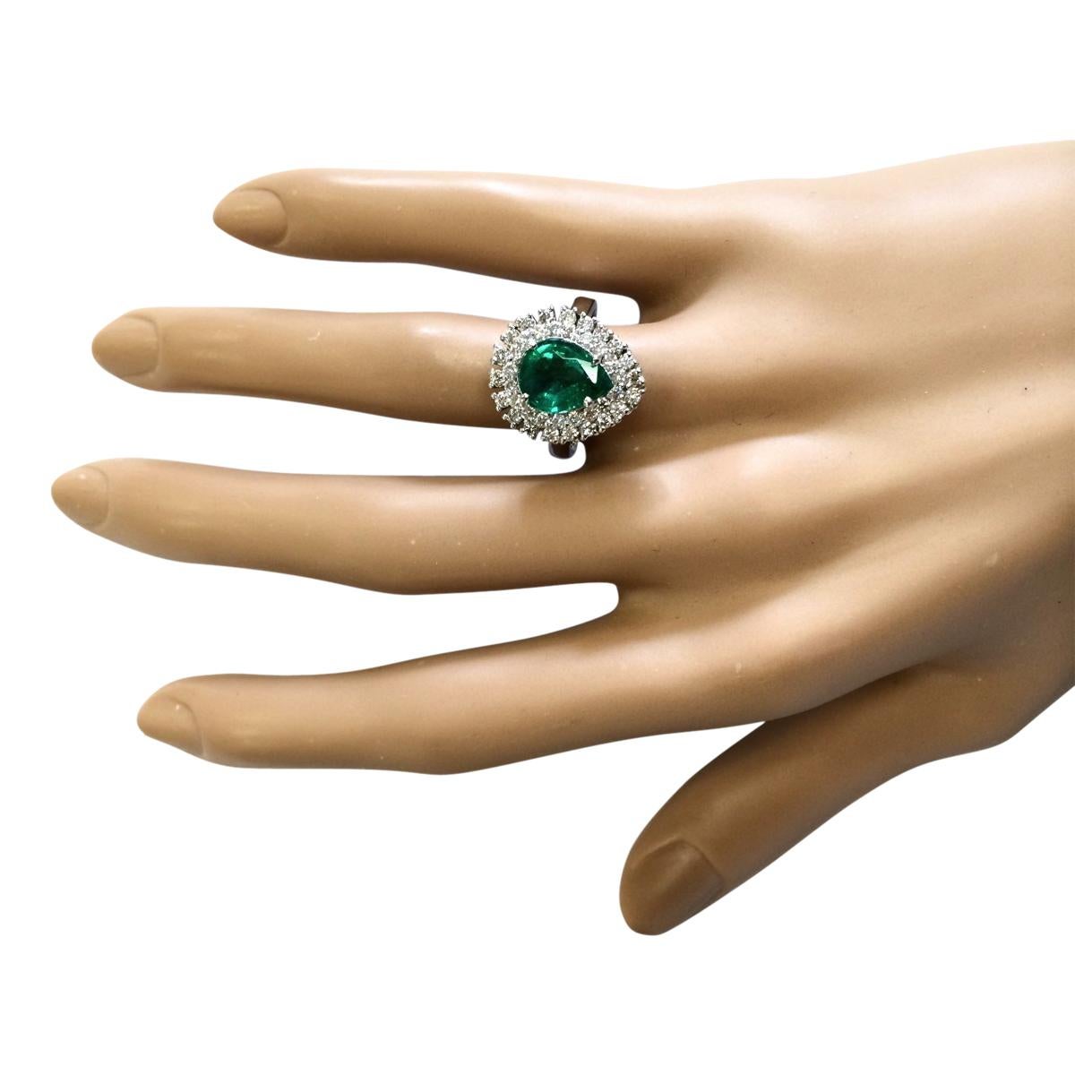 Natural Emerald 14 Karat White Gold Diamond Ring In New Condition For Sale In Los Angeles, CA