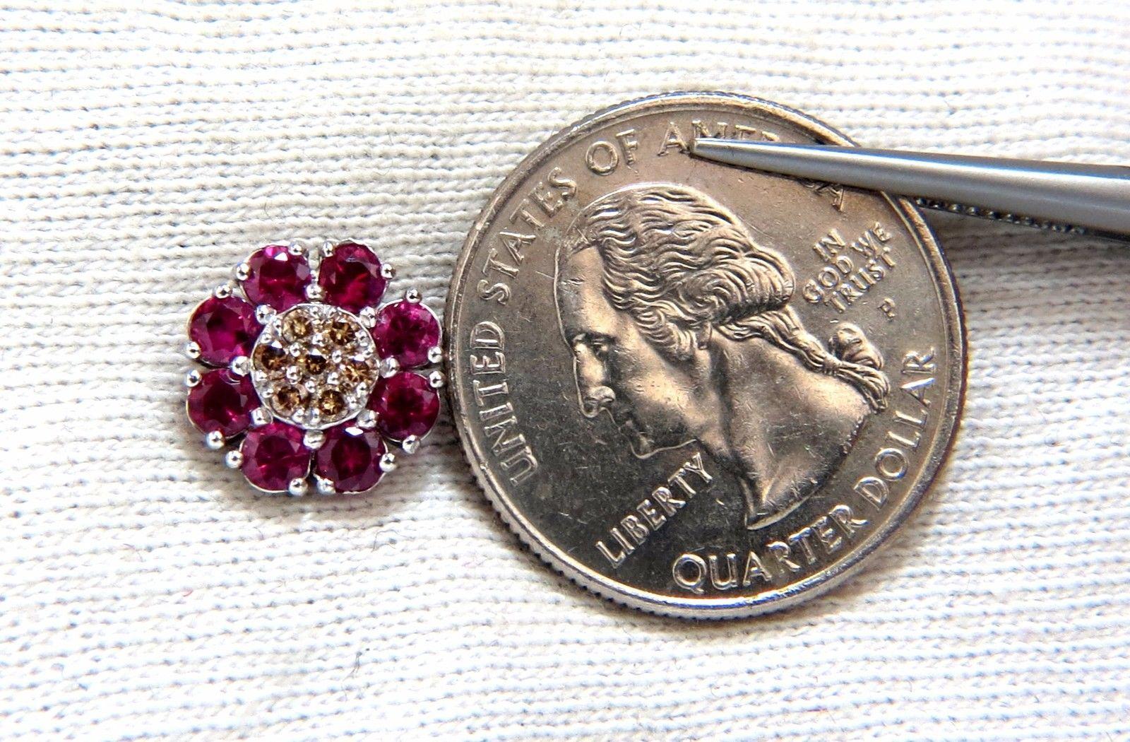 Boucles d'oreilles en or 14 carats avec grappe de diamants naturels de couleur fantaisie de 2,65 carats et rubis Neuf - En vente à New York, NY
