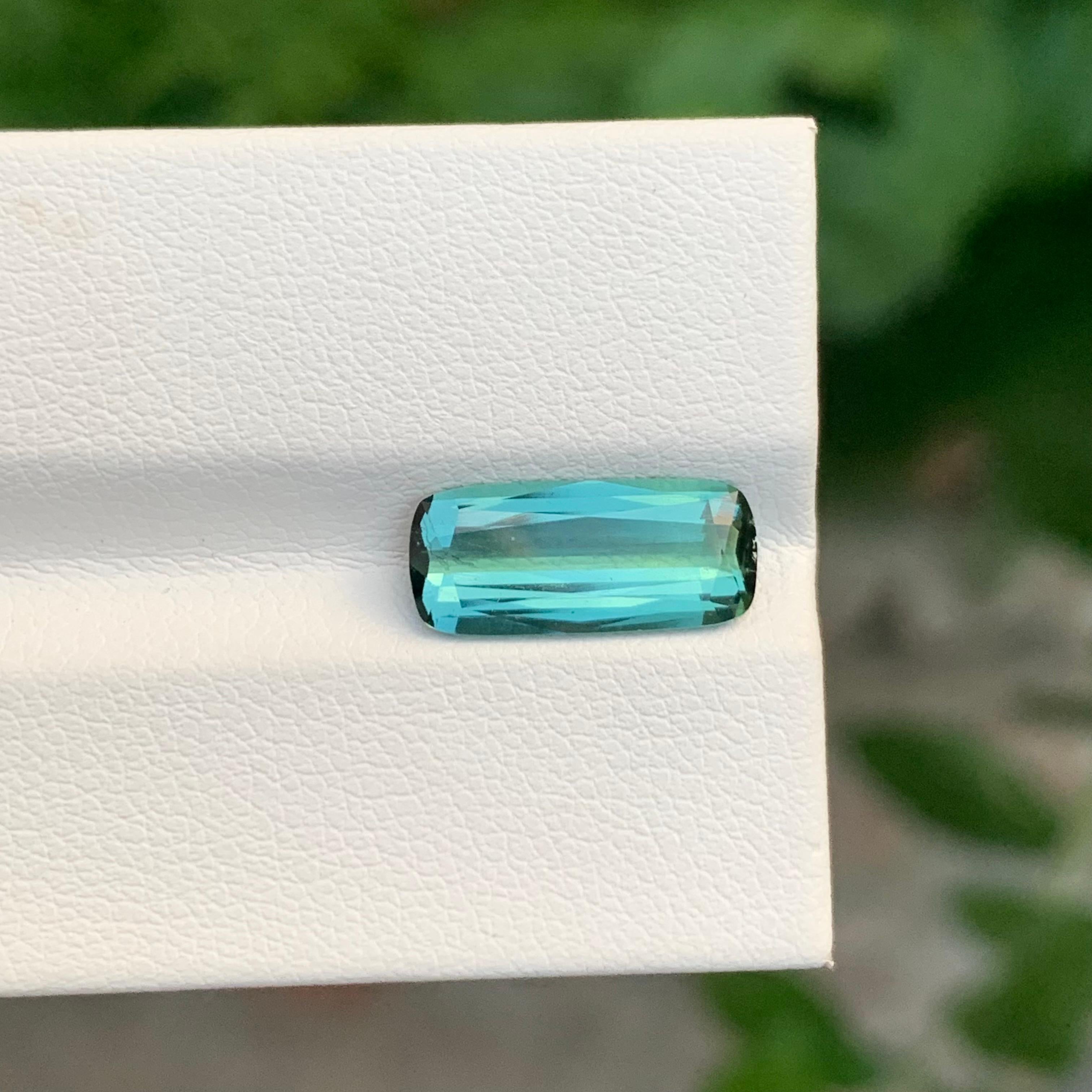 Taille coussin Tourmaline naturelle verte bleutée de 2,65 carats, pierre précieuse de forme coussin longue en vente