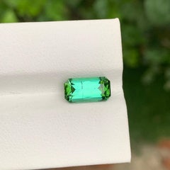 2.65 carati di tormalina verde brillante naturale sfusa a forma di smeraldo per gioielli