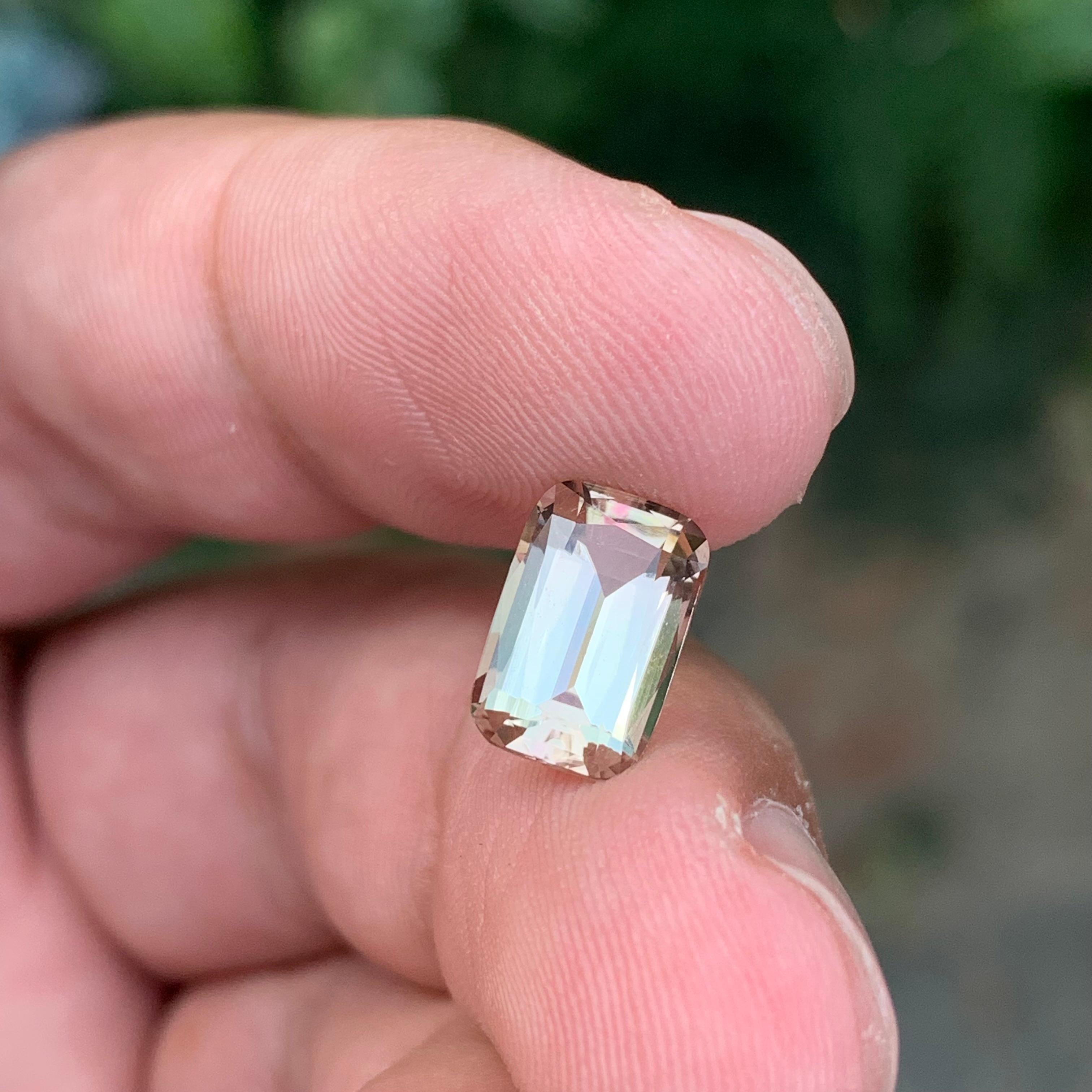 Tourmaline naturelle de couleur dorée non sertie de 2,65 carats provenant d'une mine africaine en vente 1