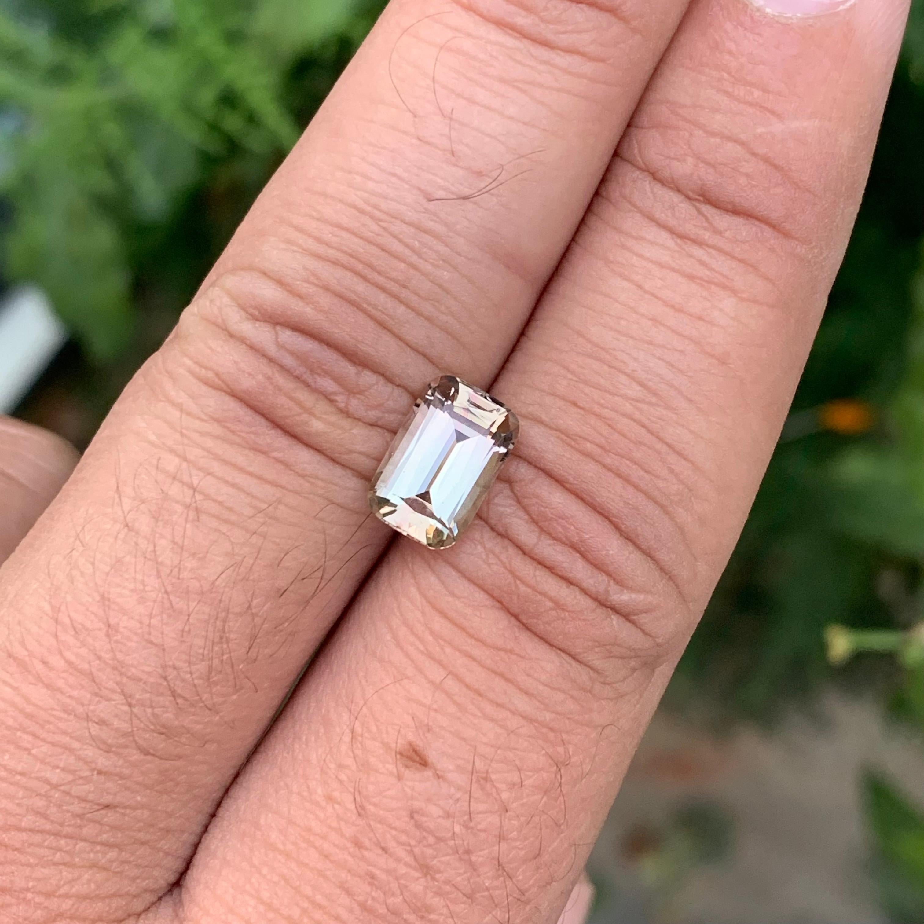 Tourmaline naturelle de couleur dorée non sertie de 2,65 carats provenant d'une mine africaine en vente 2