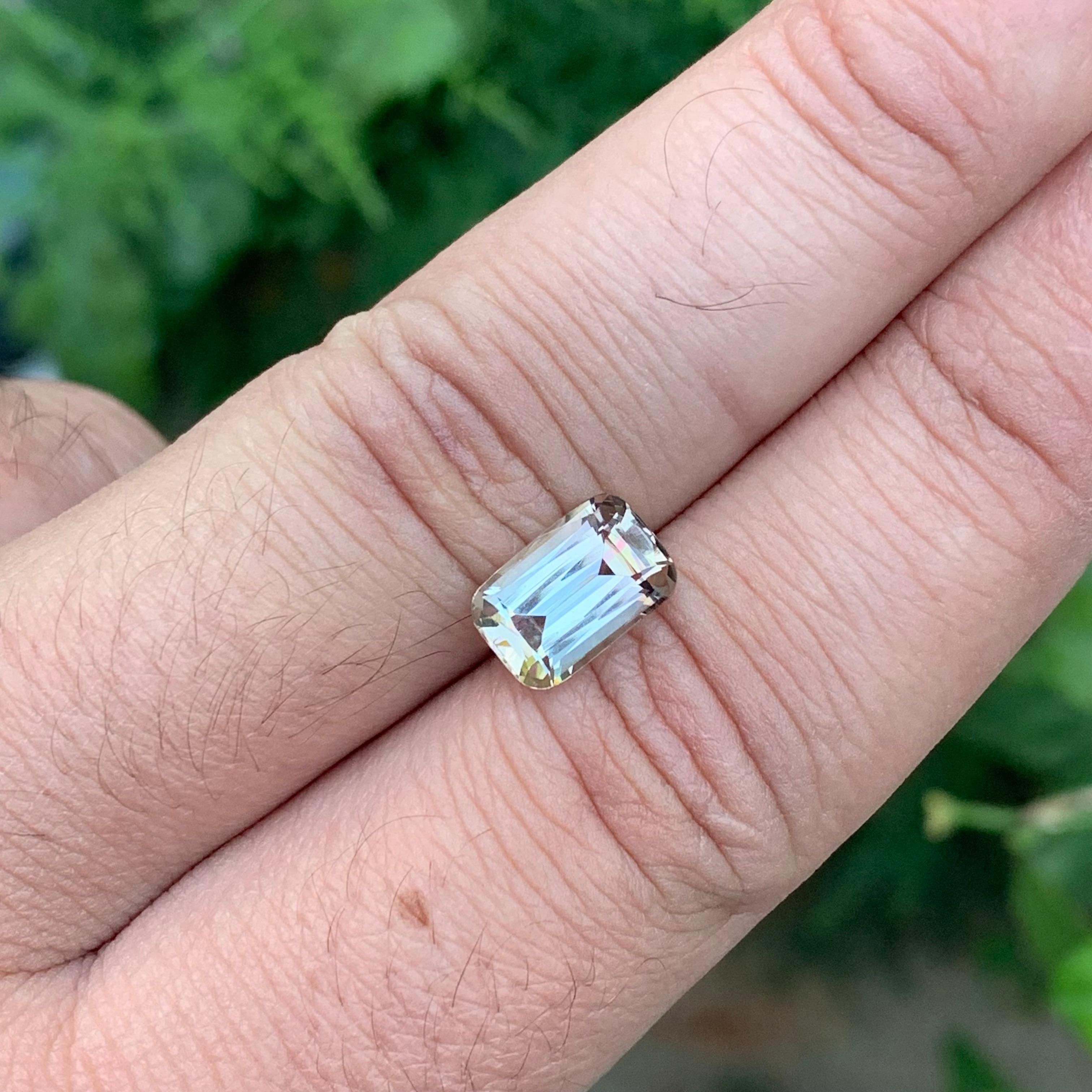 Tourmaline naturelle de couleur dorée non sertie de 2,65 carats provenant d'une mine africaine en vente 3