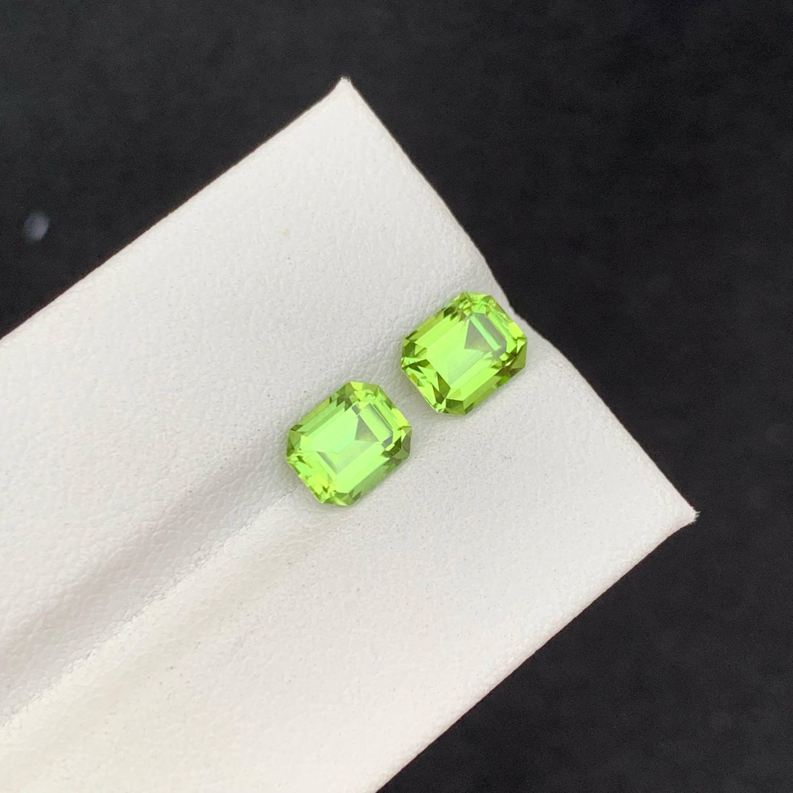 2.65 Carat Natural Loose Green Peridot Pair Emerald Cut Pakistani Gemstone For Sale 5