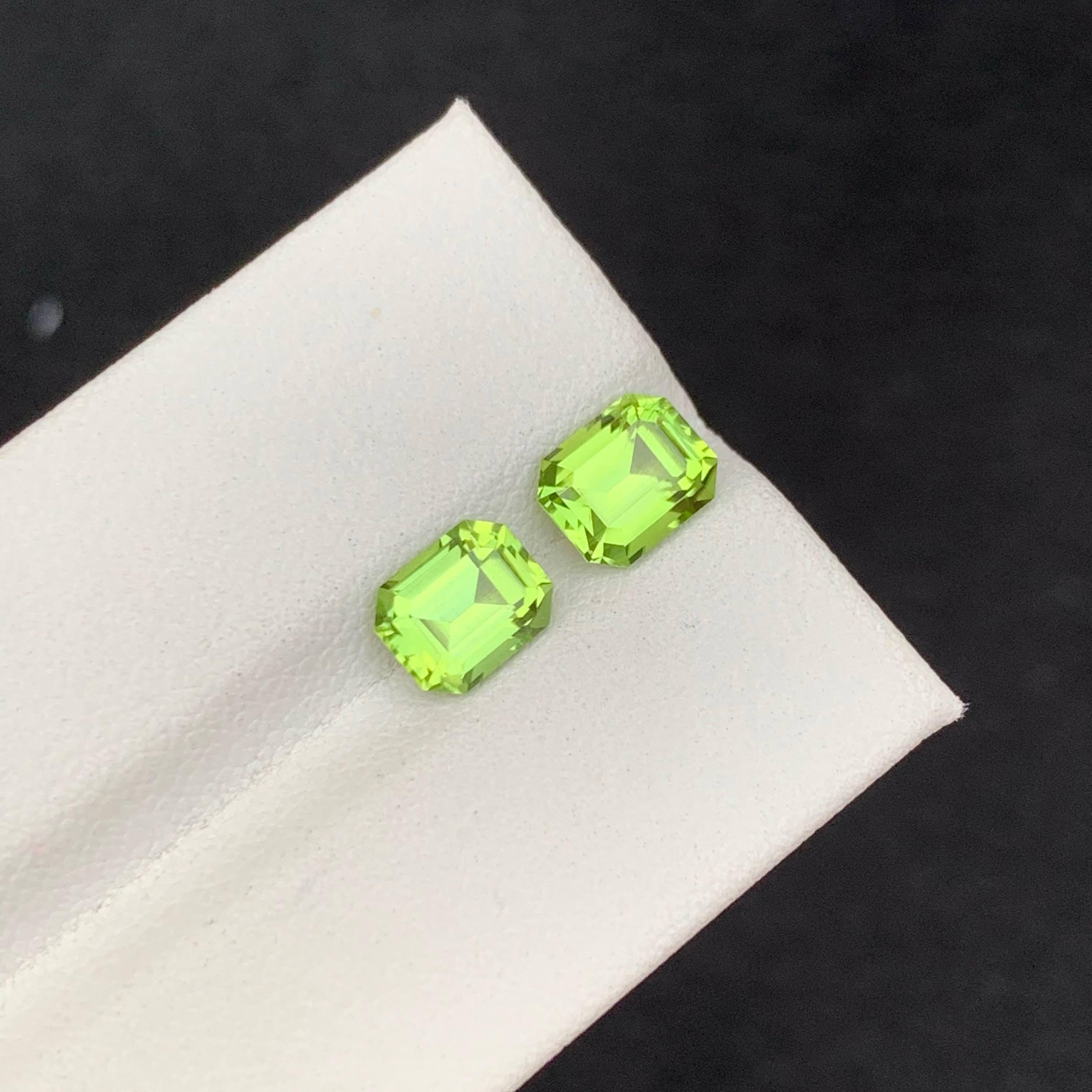 2.65 Carat Natural Loose Green Peridot Pair Emerald Cut Pakistani Gemstone For Sale 6