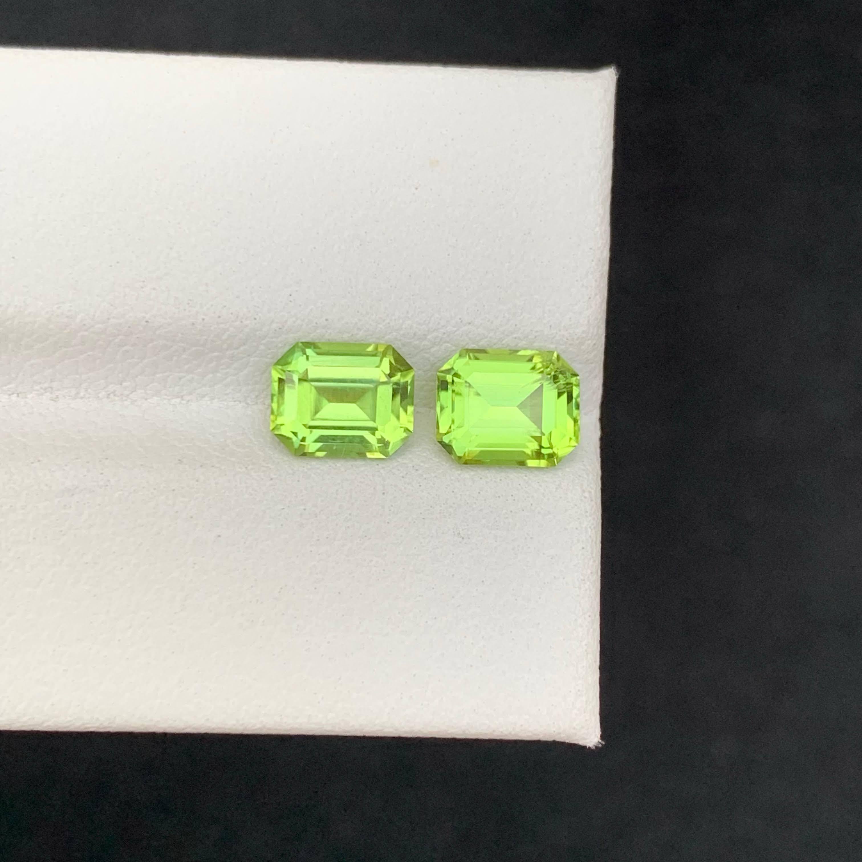 2.65 Carat Natural Loose Green Peridot Pair Emerald Cut Pakistani Gemstone In New Condition For Sale In Bangkok, TH