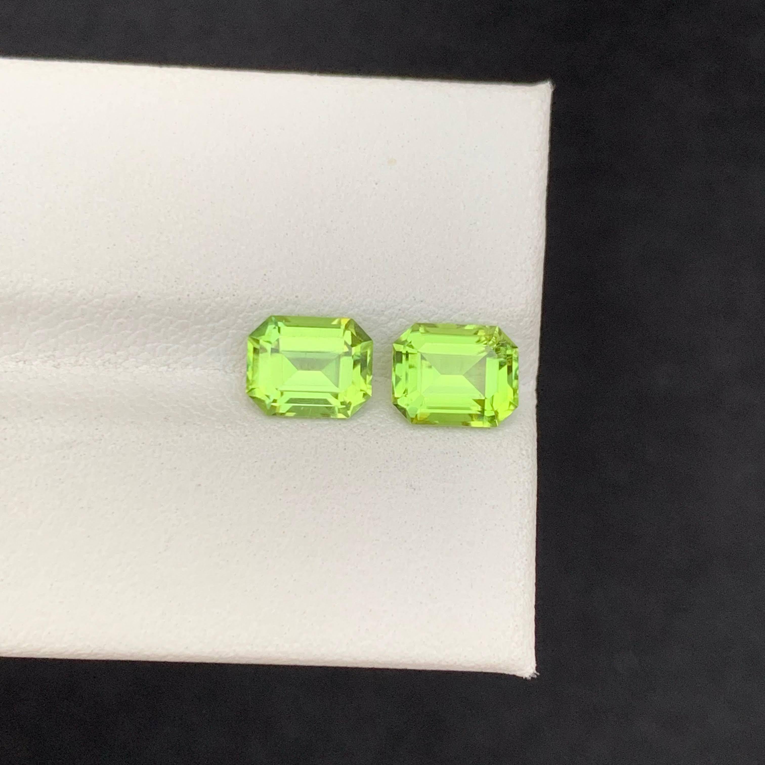 2.65 Carat Natural Loose Green Peridot Pair Emerald Cut Pakistani Gemstone For Sale 2