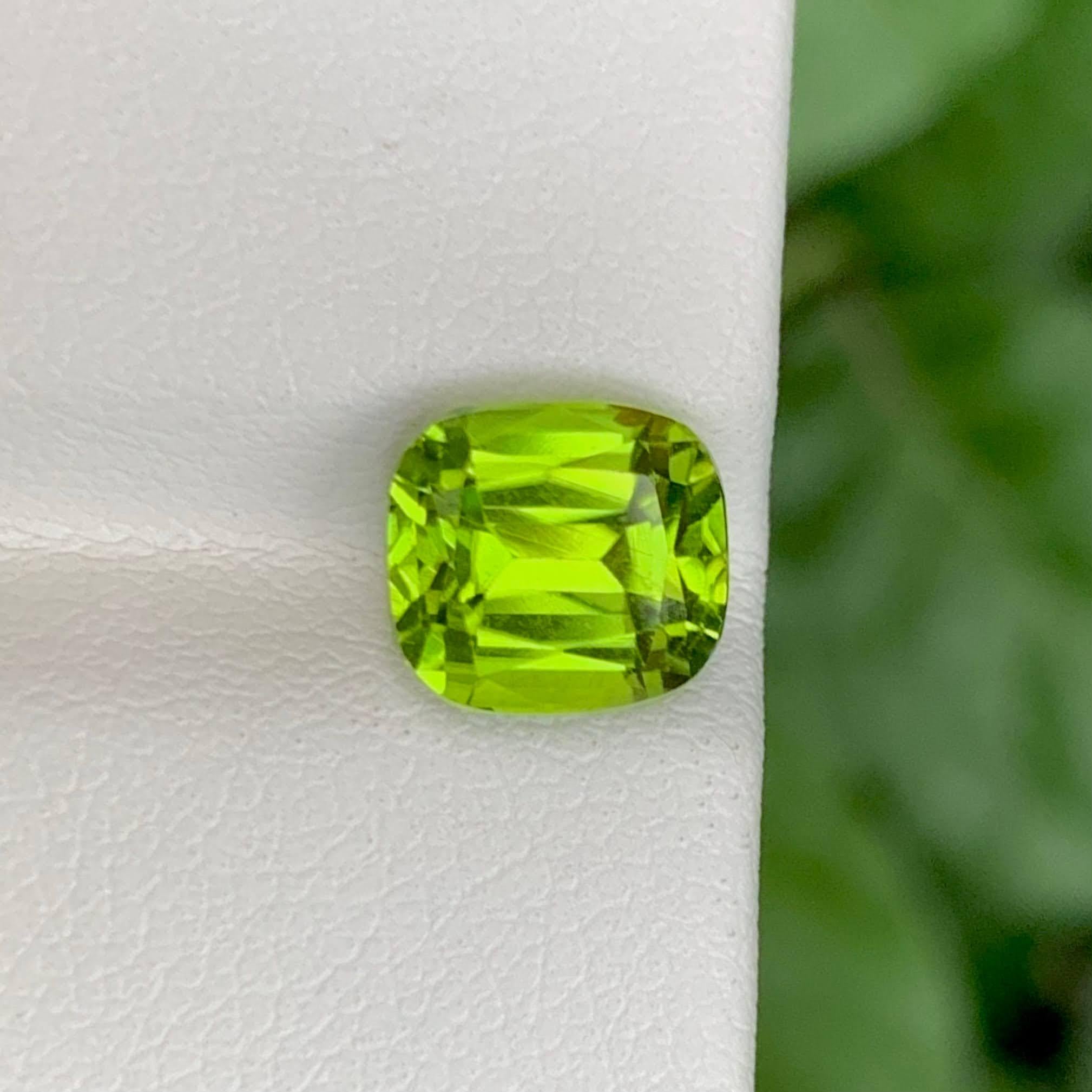 Gewicht 2,65 Karat
Abmessungen 7,7x7,1x5,7 mm
Behandlung Keine
Herkunft Pakistan
Klarheit  VVS
Form Schnitt Kissen
NA



Dieser lebhafte, natürliche Peridot von 2,65 Karat hat einen satten, olivgrünen Farbton mit goldenen Untertönen und ist in einer