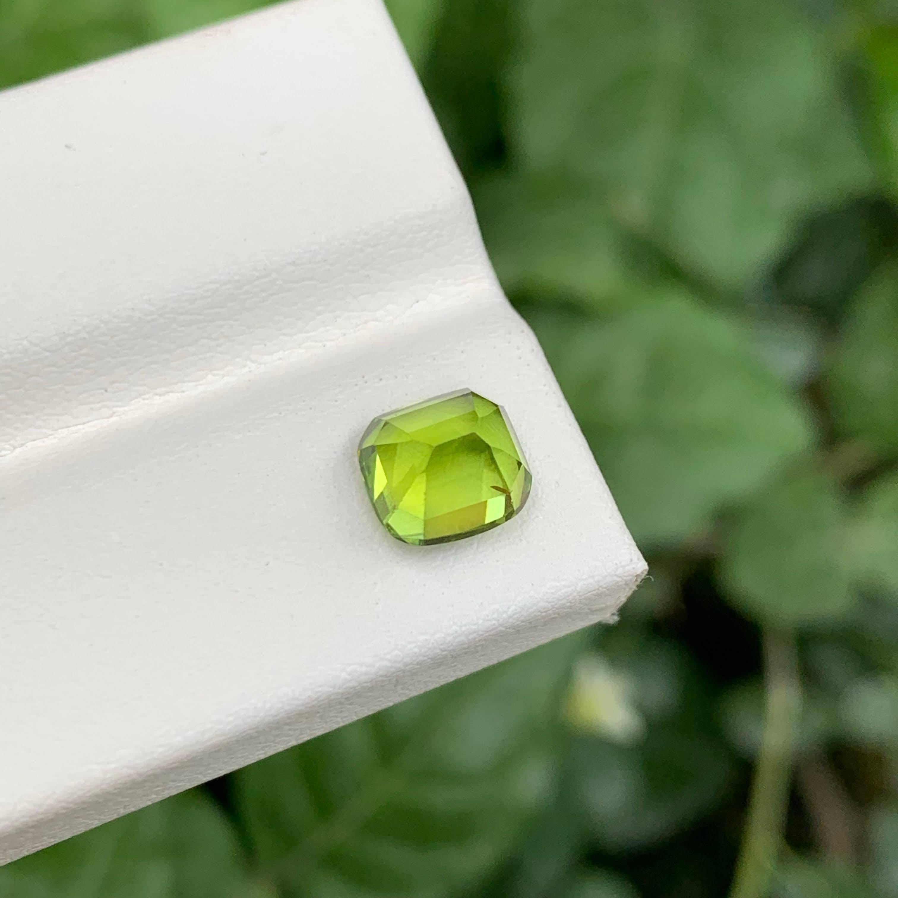 2,65 Karat Natürlicher loser grüner Peridot Stein Cushion Schliff Pakistanischer Edelstein (Kissenschliff) im Angebot