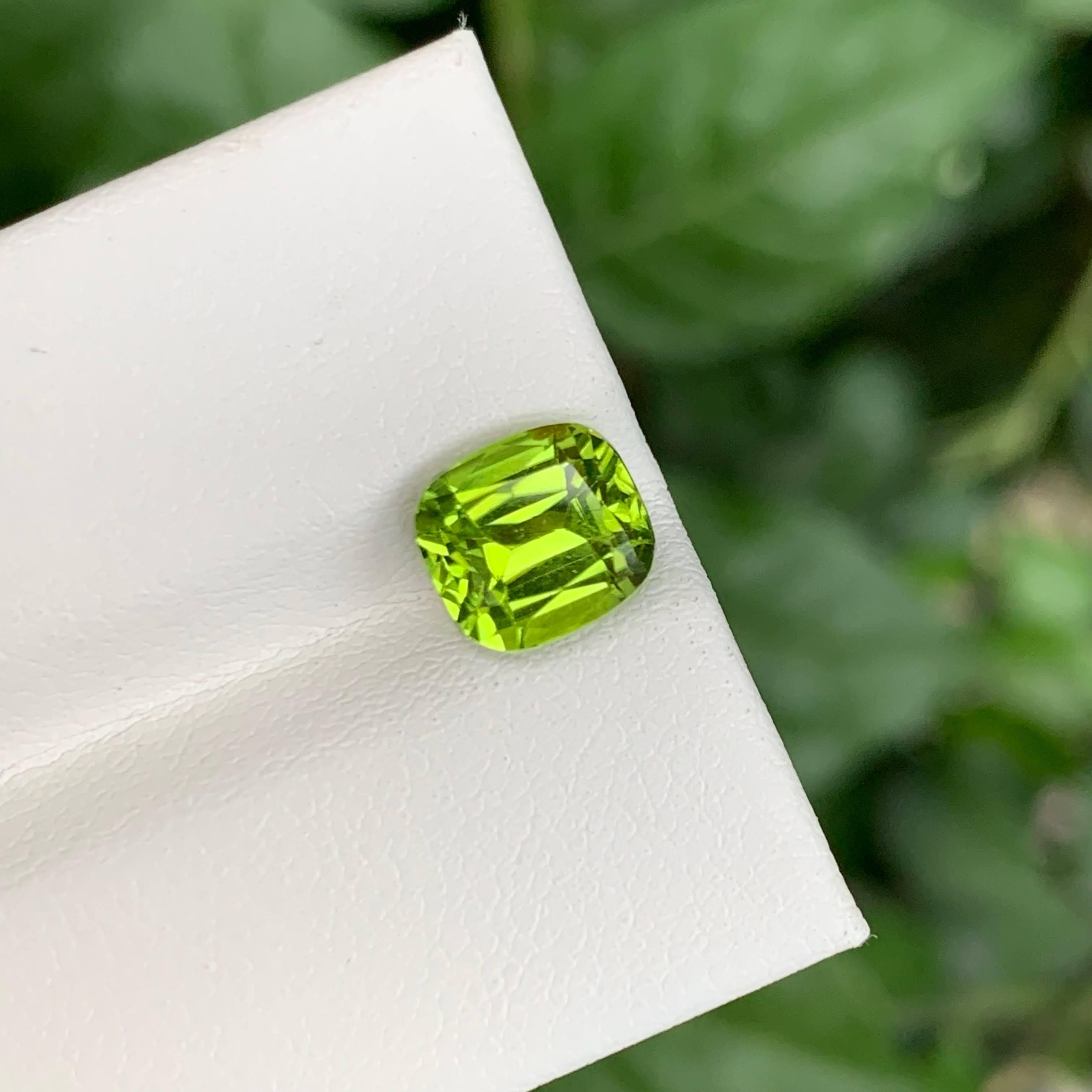2,65 Karat Natürlicher loser grüner Peridot Stein Cushion Schliff Pakistanischer Edelstein im Zustand „Neu“ im Angebot in Bangkok, TH