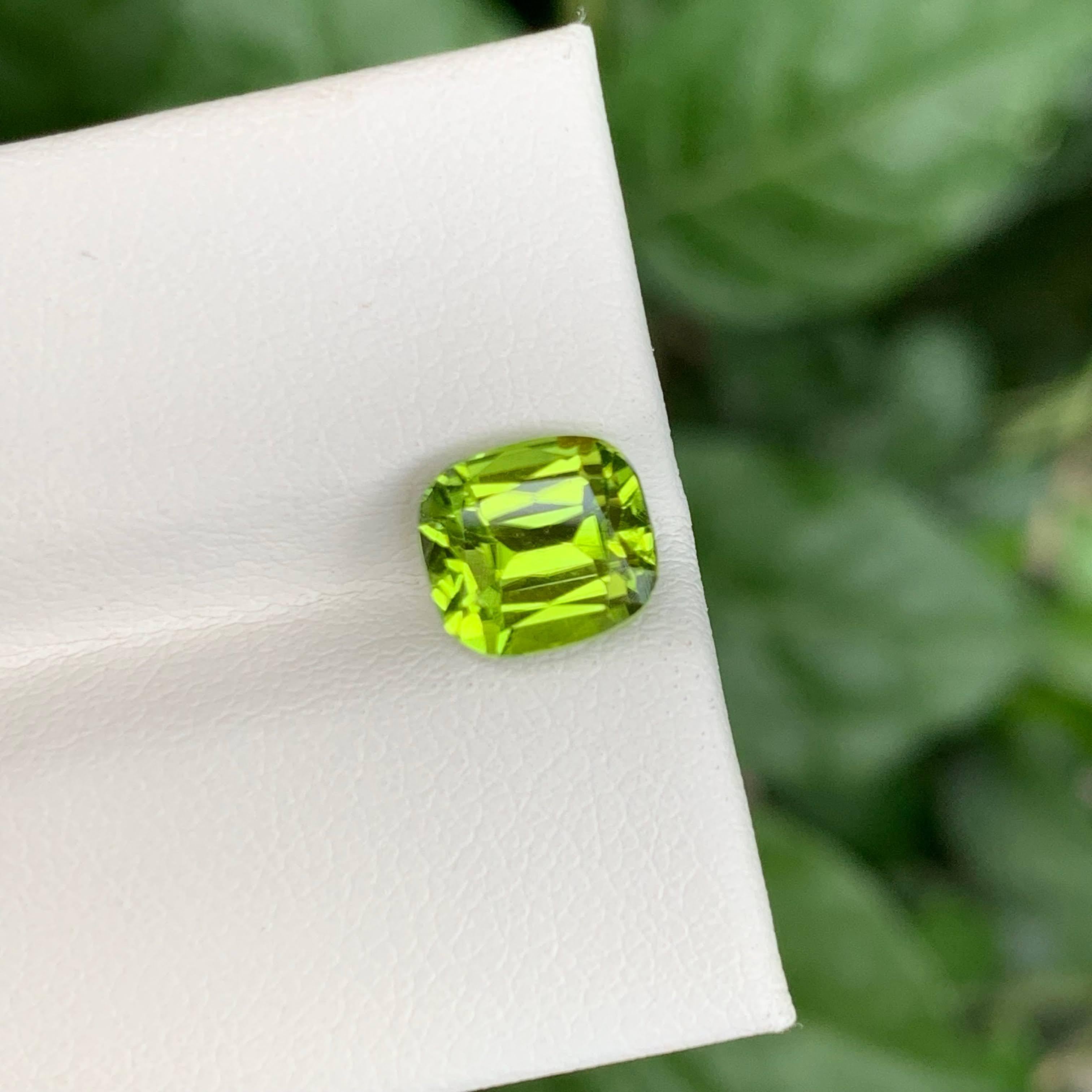 2,65 Karat Natürlicher loser grüner Peridot Stein Cushion Schliff Pakistanischer Edelstein für Damen oder Herren im Angebot