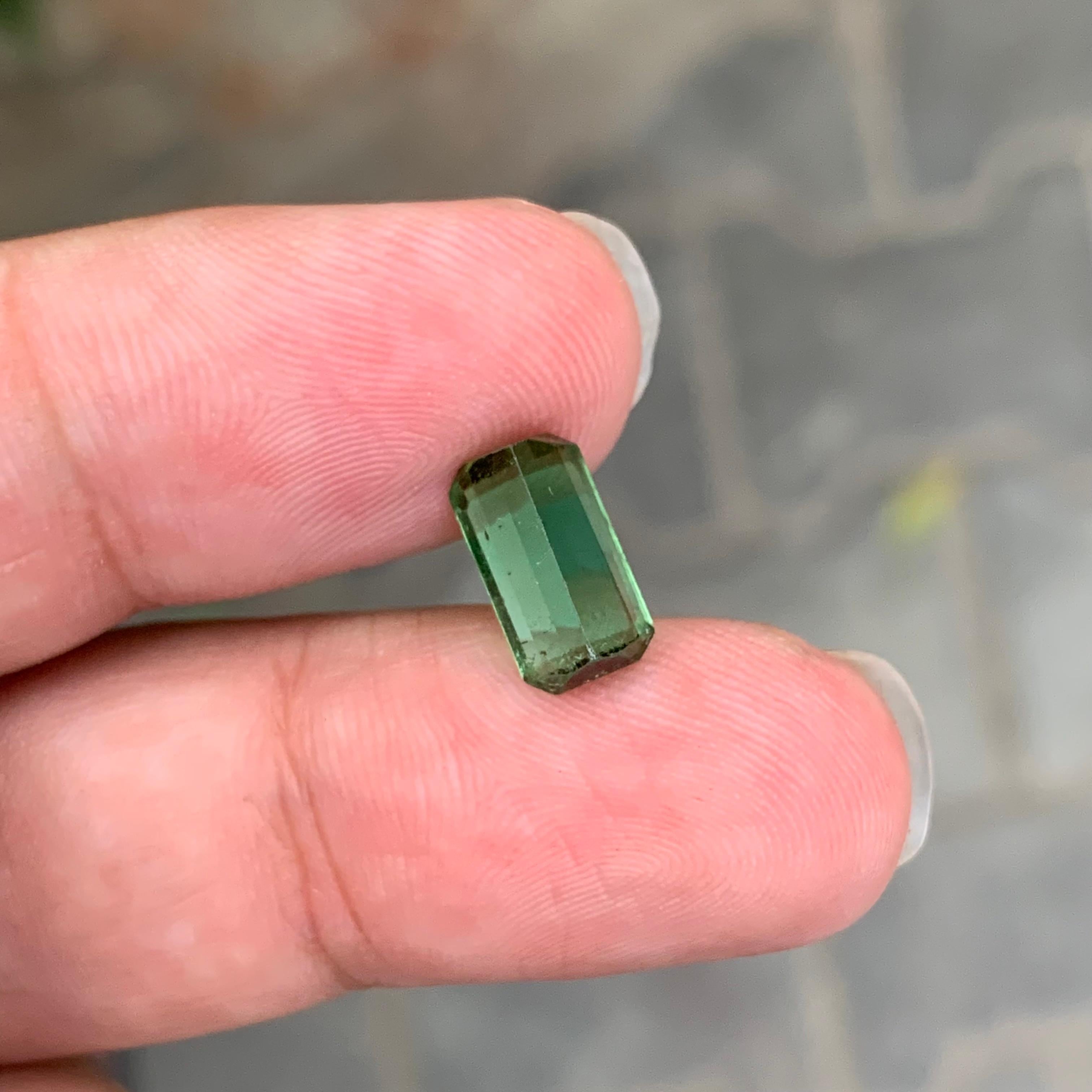 2.65 Karat Natürlicher loser grüner Turmalin Smaragd Form Edelstein im Angebot 5