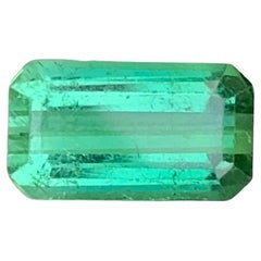 Gema natural suelta de turmalina verde de 2.65 quilates en forma de esmeralda