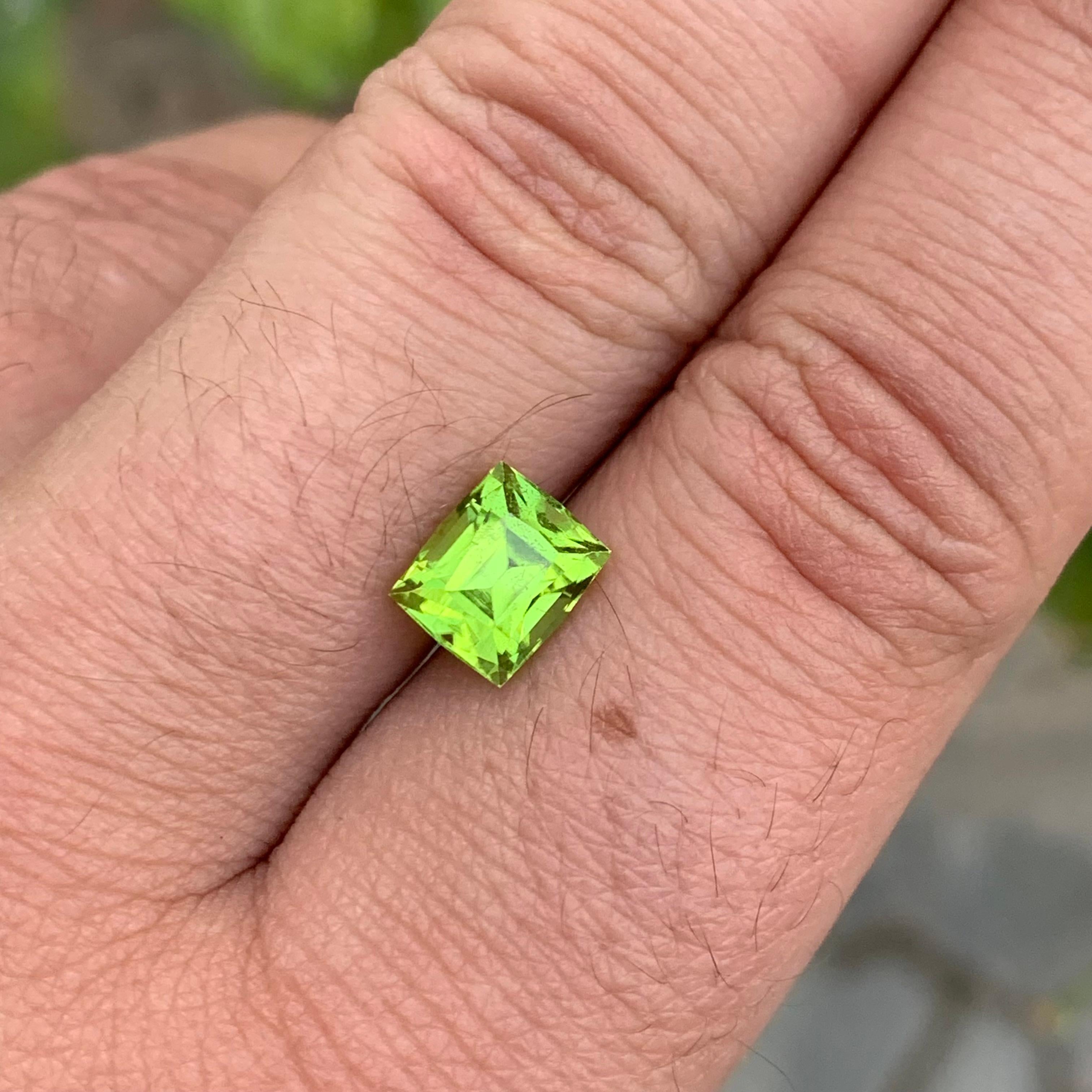 2.65 Carat Natural Loose Peridot Can-Shaped Gemstone From Pakistan In New Condition For Sale In Peshawar, PK