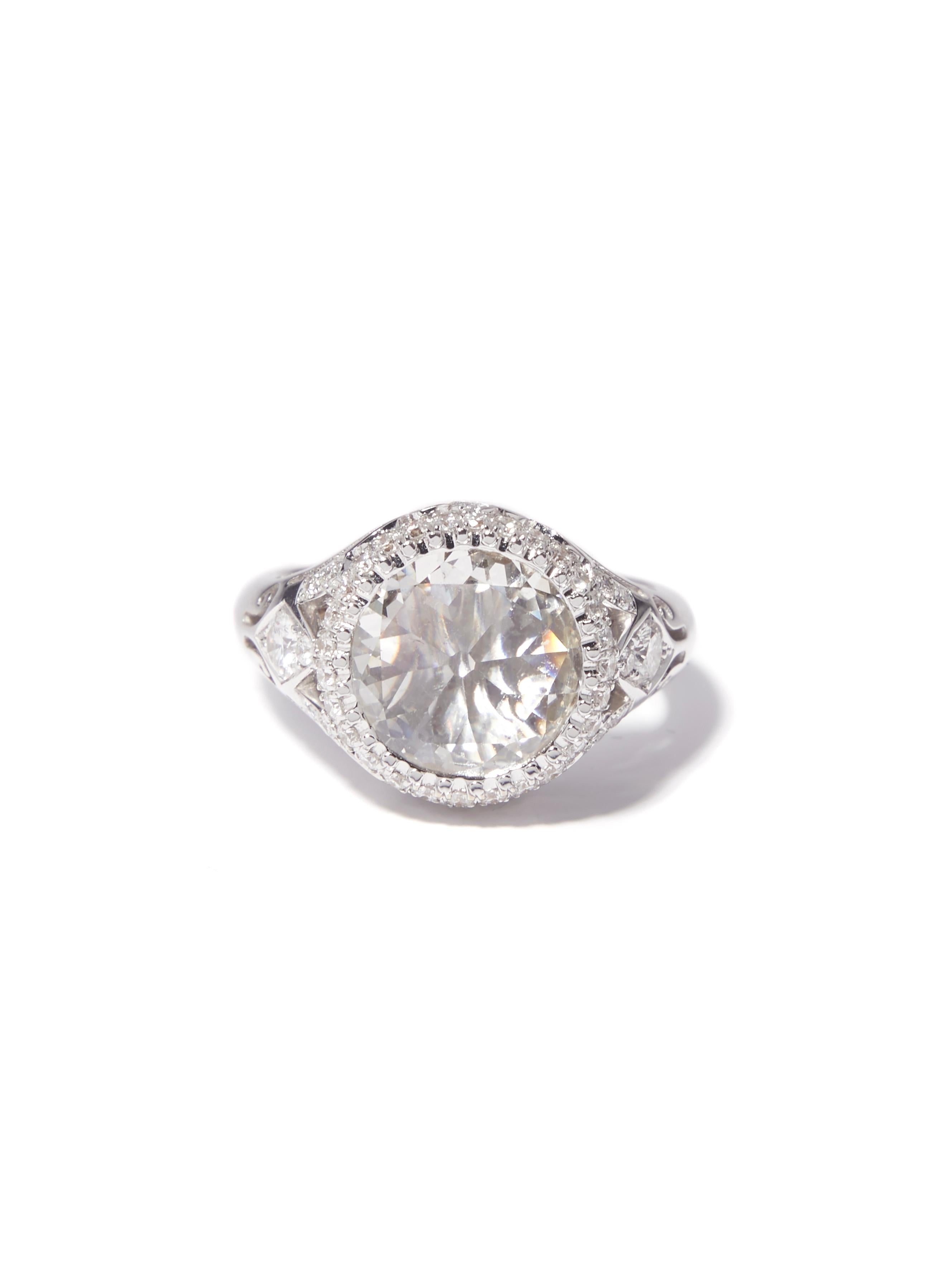 A beautiful well designed Old European cut diamond in a 18kt white gold ring. The Old European round in the center weighs 2.65 carat and is H-VS2 / VS1 in color and clarity. It is set in a basket with 42 brilliant cut diamond around in a G-VS