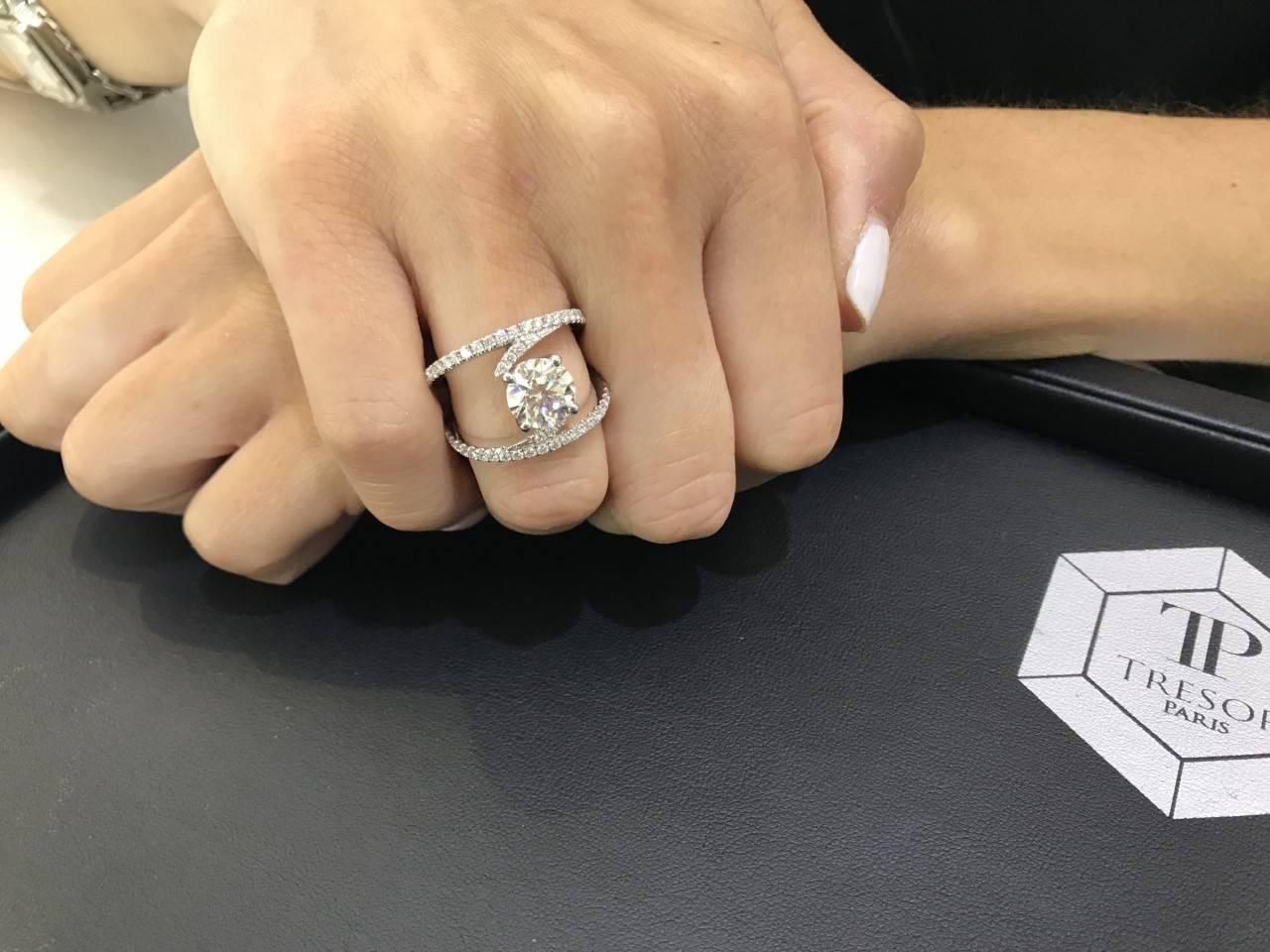 Women's 2.65 Carat Round Brilliant Diamond 18 KT White Gold Cross Over Engagement Ring  For Sale