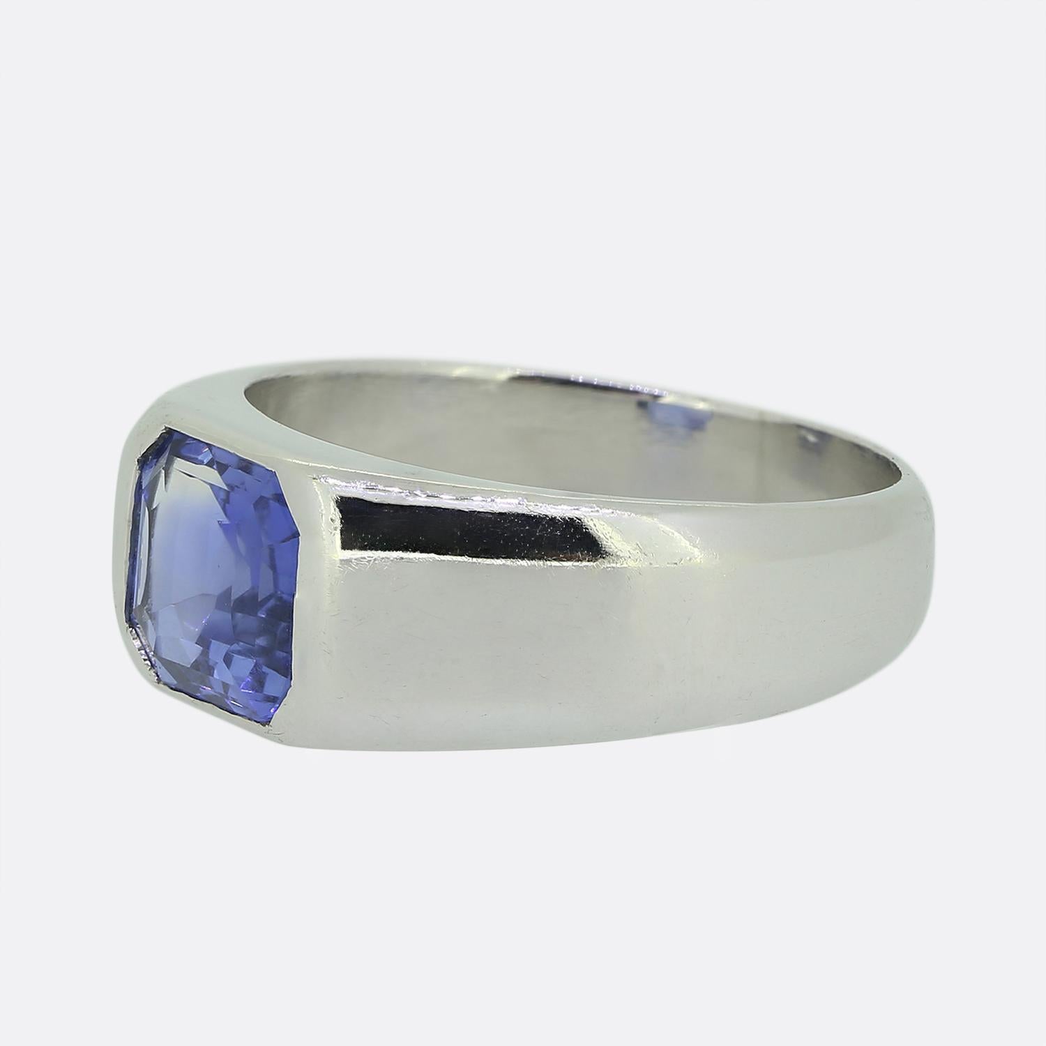 Nous avons ici une bague à pierre unique frappante mettant en vedette un saphir captivant de taille émeraude. Ce saphir solitaire a été serti de manière experte par frottement dans une robuste bague en platine. La légère teinte bleu moyen de la