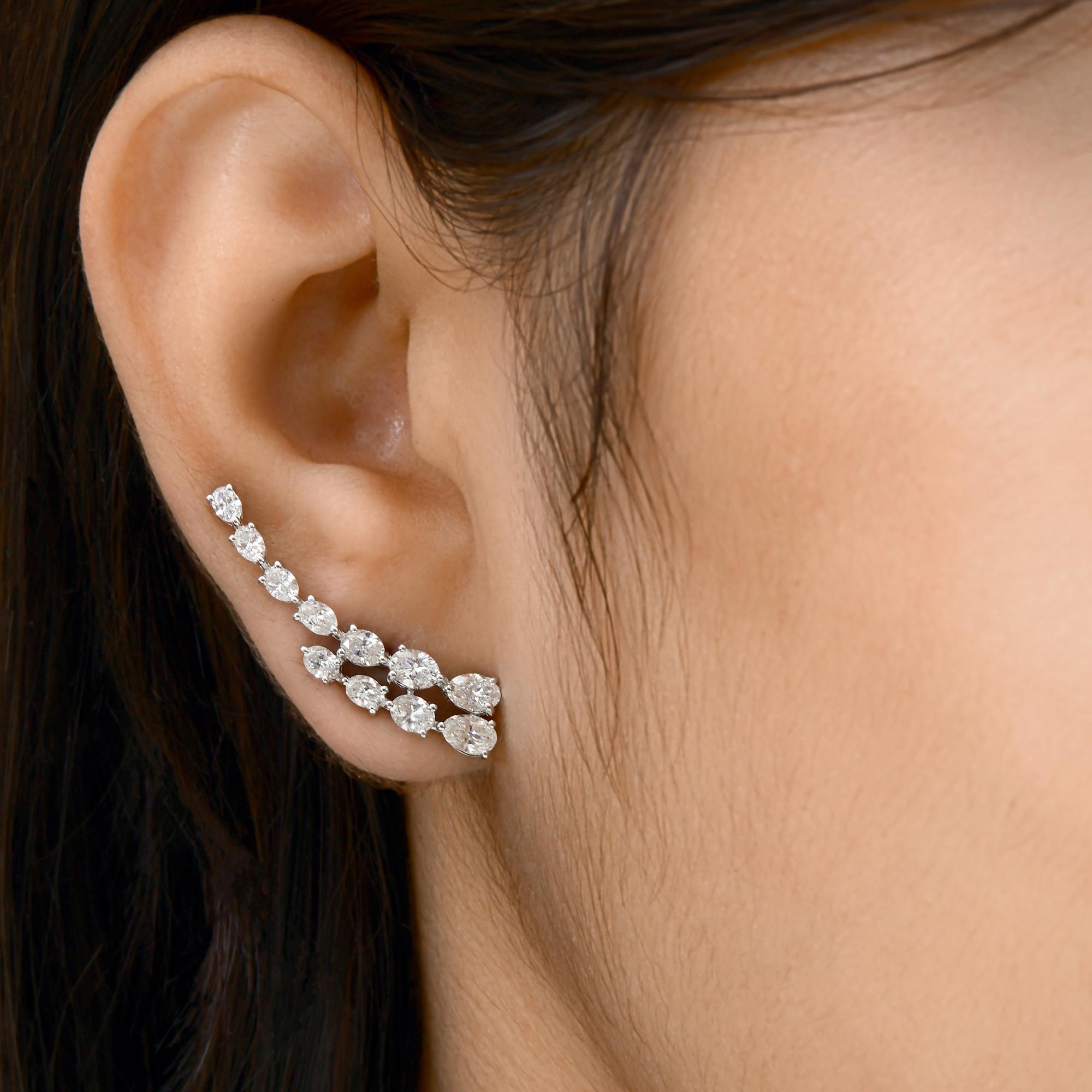 Orecchini con diamanti naturali da 2,65 carati SI/H in oro bianco 14 carati Gioielli
Questi eleganti orecchini presentano due file parallele di diamanti, una corta e l'altra lunga.  che corrono lungo l'orecchio per creare un orecchino con diamante.