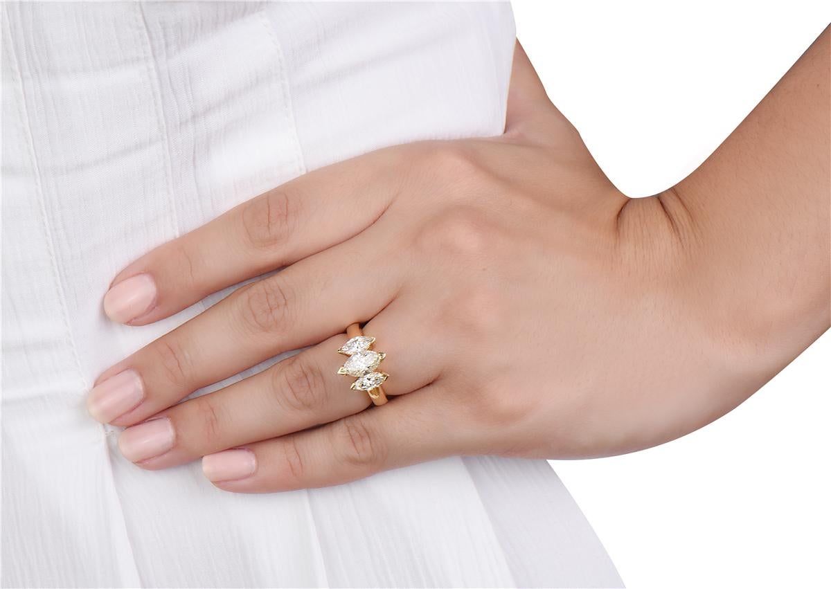 Bague de fiançailles trilogie en or jaune 18 carats taille marquise de 2,65 carats Neuf - En vente à New York, NY