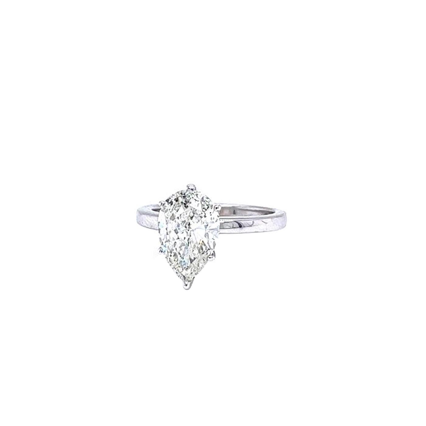 Ein klassischer Solitär-Verlobungsring mit einem 2,65 Karat schweren Diamanten im Pear Shape-Schliff, Farbe G und Reinheit Si3. Fein gemacht mit 14K Weißgold. Größe 6 US ist auf Anfrage größenverstellbar. Dieses Schmuckstück verkörpert die Essenz