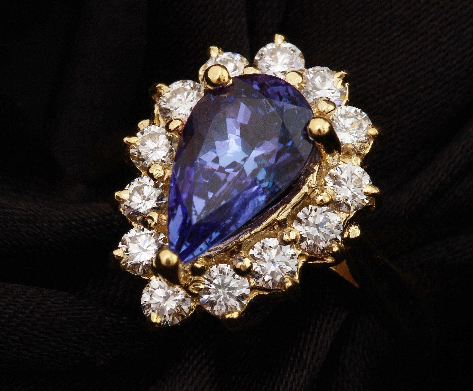 Round Cut 2.65 Carat Natural Splendid Tanzanite and Diamond 14K Solid Yellow Gold Ring For Sale