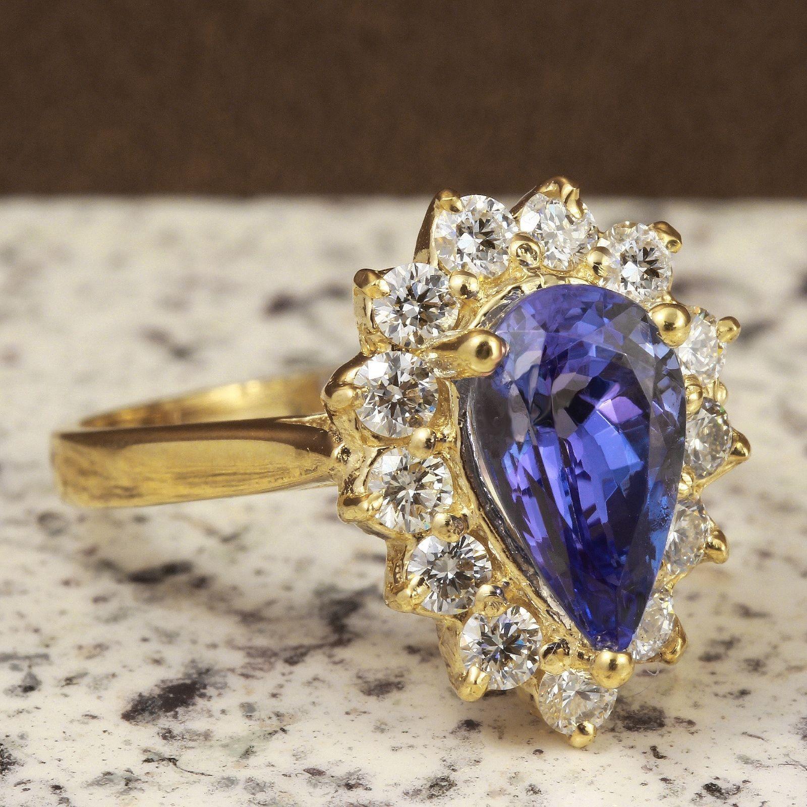 Women's 2.65 Carat Natural Splendid Tanzanite and Diamond 14K Solid Yellow Gold Ring For Sale