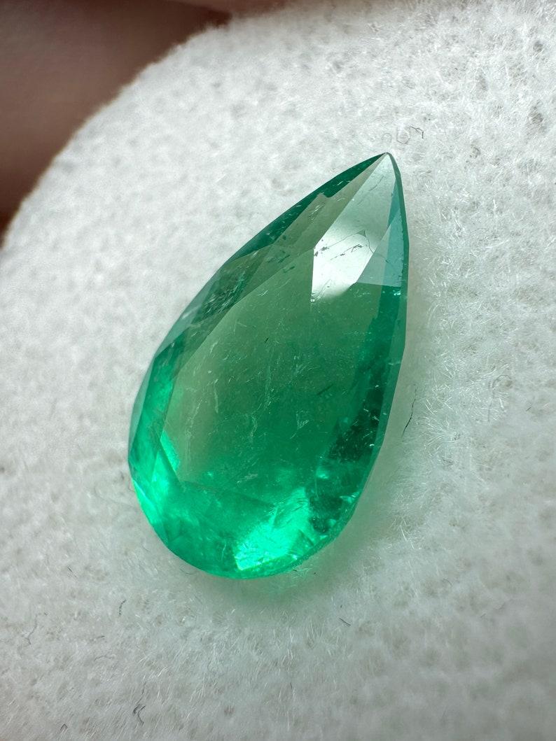 Moderno 2.65 Ct 12.5x8 Pear-Cut Medium Green Colombian Emerald - Genuine May Birthstone in vendita