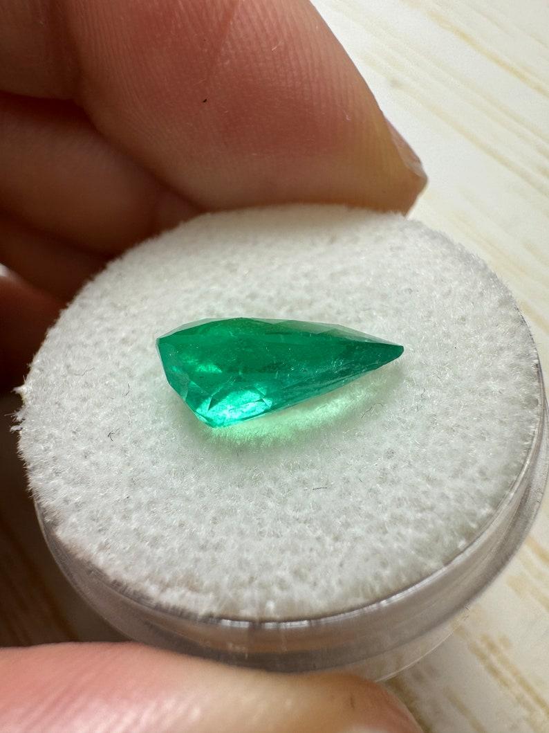 Taglio a goccia 2.65 Ct 12.5x8 Pear-Cut Medium Green Colombian Emerald - Genuine May Birthstone in vendita