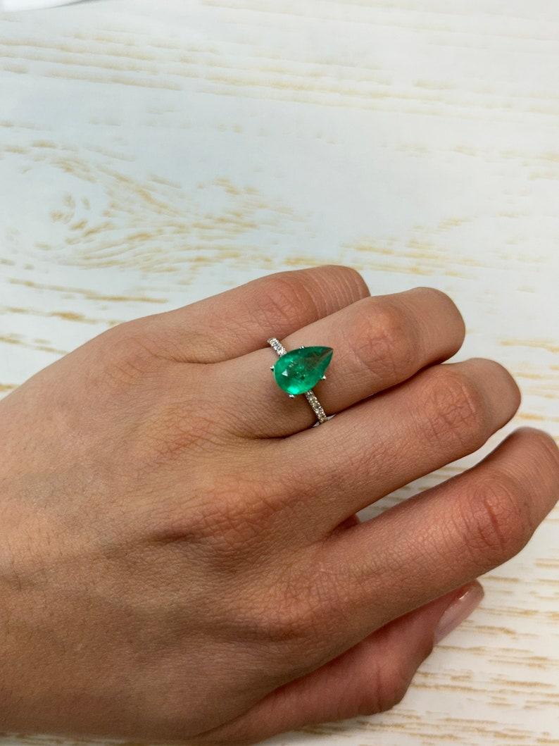 Donna 2.65 Ct 12.5x8 Pear-Cut Medium Green Colombian Emerald - Genuine May Birthstone in vendita