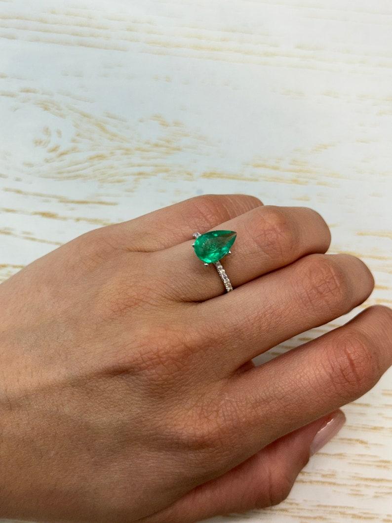 2.65 Ct 12.5x8 Pear-Cut Medium Green Colombian Emerald - Genuine May Birthstone in vendita 1