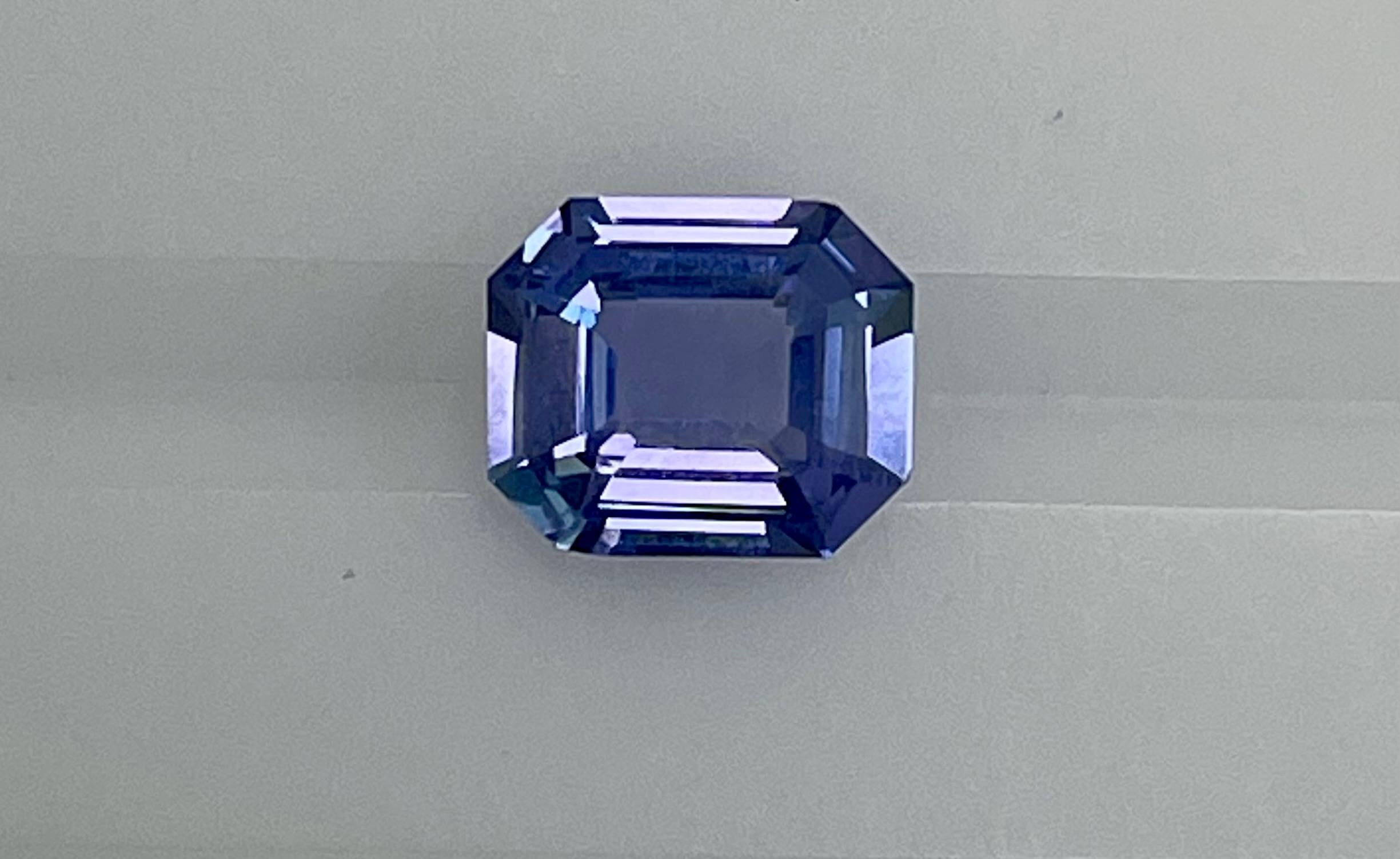 Women's or Men's 2.65 Ct Emerald cut Violet Sapphire CDC lab certified  For Sale