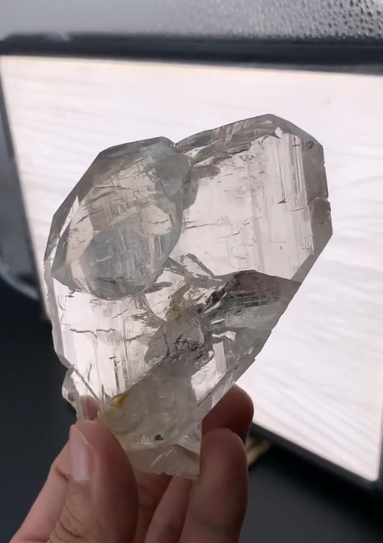 Informazioni sul prodotto:

Tipo di campione: Quarzo fumé

Peso: 265 grammi

Dimensioni: H. 10 x L. 8,5 x P. 3,3 cm

Provenienza: Miniera di Hashupi, Valle di Shigar, Distretto di Skardu, Provincia di Gilgit Baltistan, Pakistan

Trattamento: