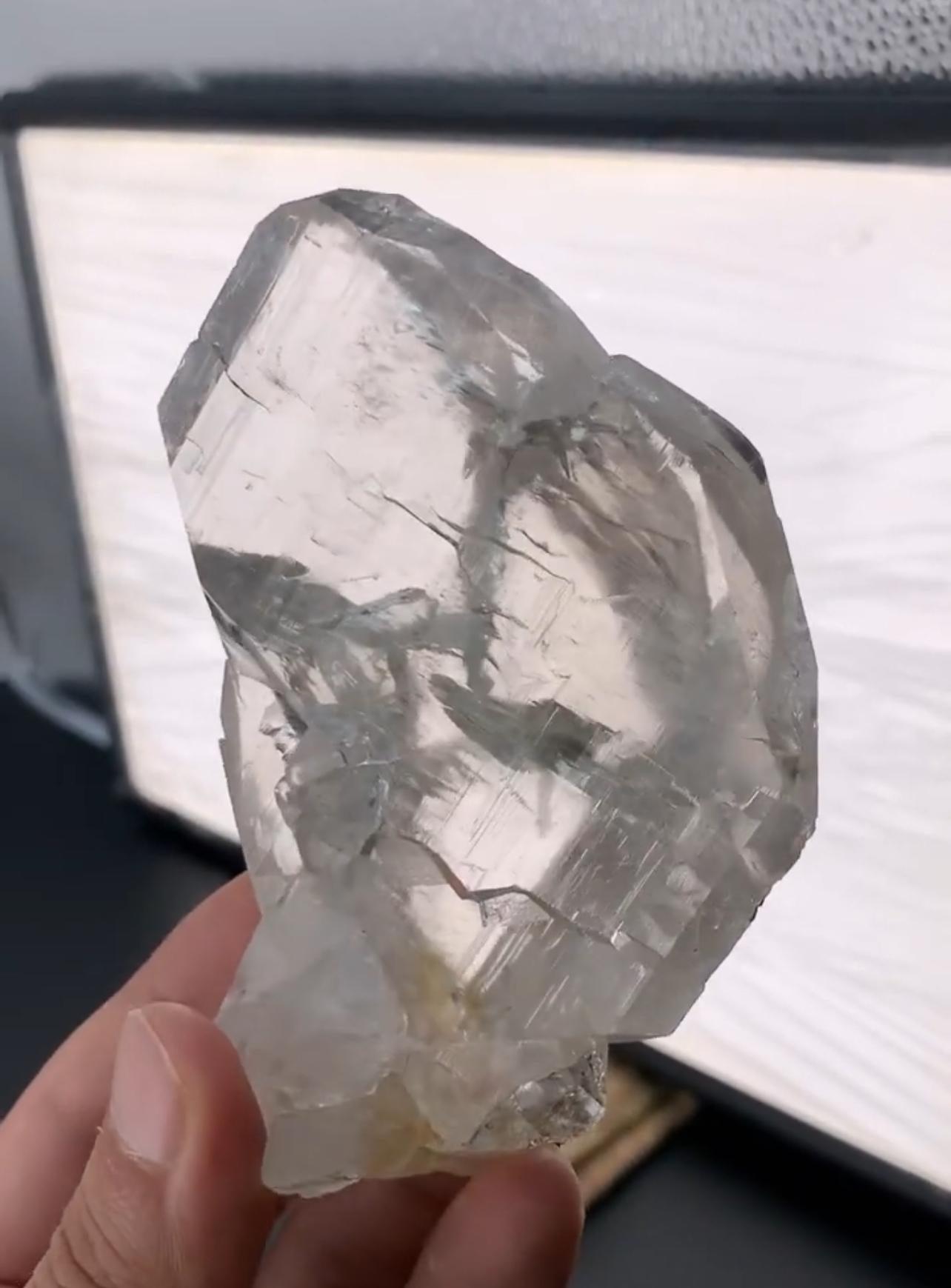 XXI secolo e contemporaneo 265 grammi di quarzo fumé tabulare con cristalli secondari perfetti dal Pakistan in vendita