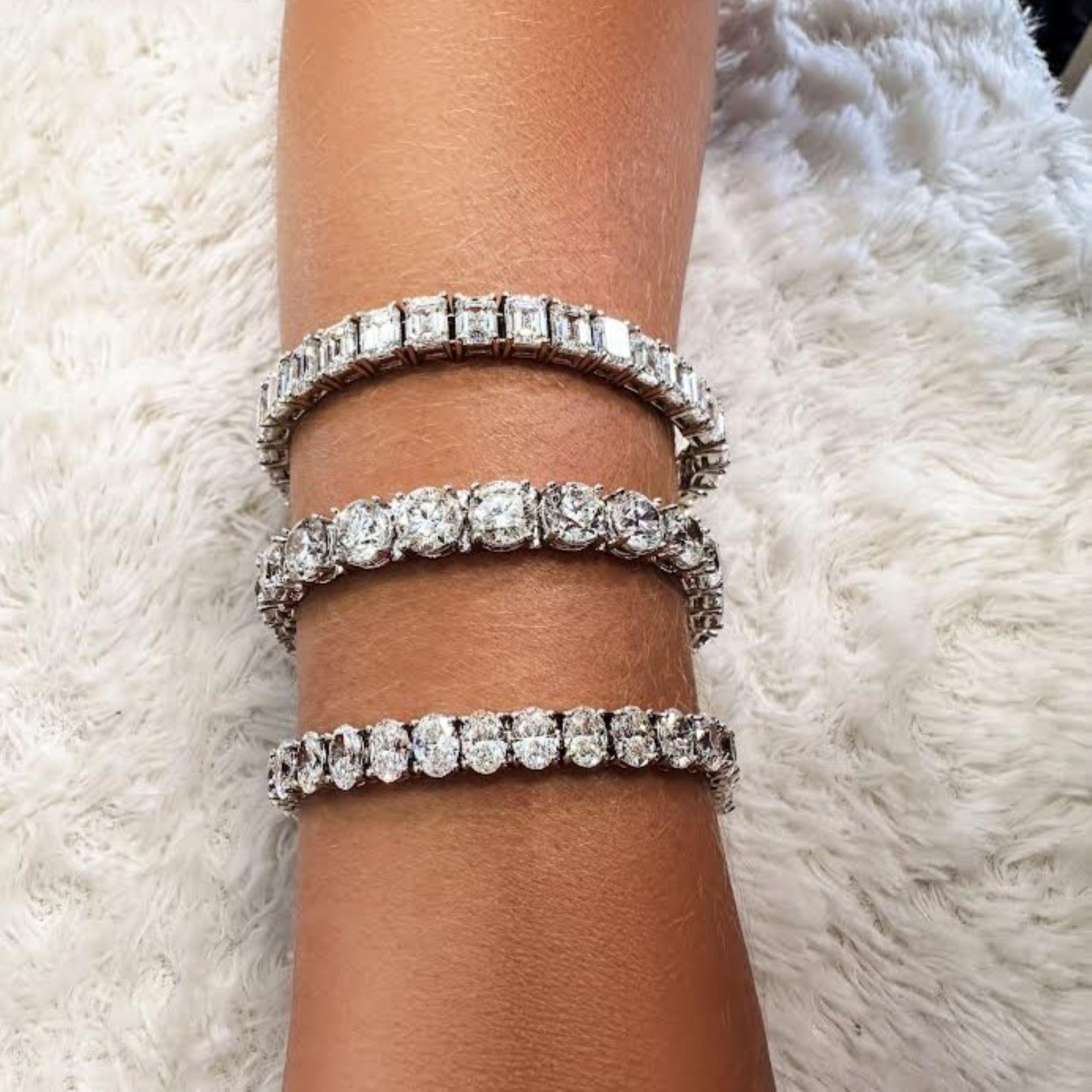 Un básico atemporal en cualquier colección de joyería fina, este clásico brazalete tenis de diamantes ofrece un brillo refinado y elegancia cotidiana. Engarzada en oro blanco pulido de 18 quilates, la pulsera presenta una línea sin fisuras de