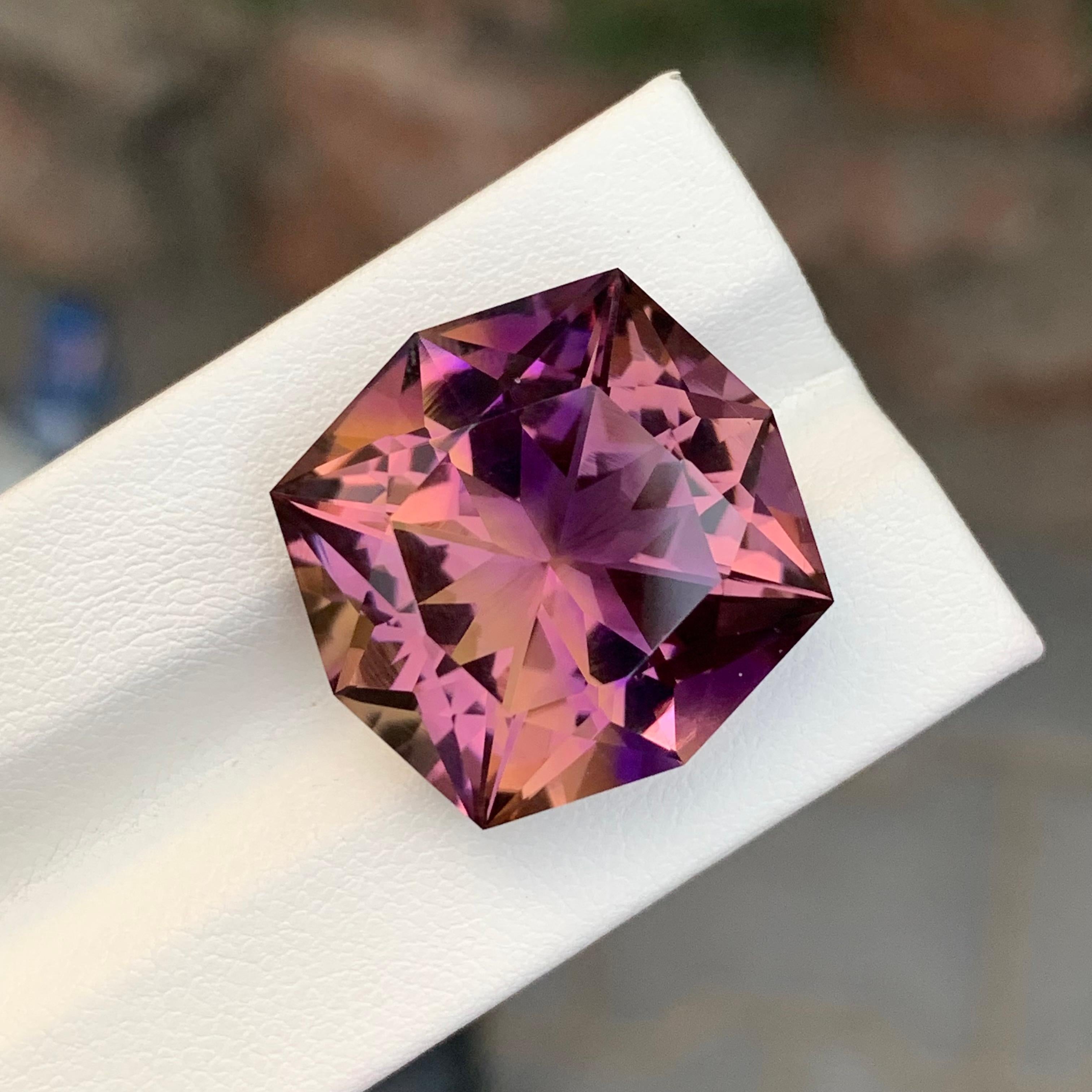 Ametrina sfaccettata

Peso: 26,50 carati
Dimensioni: 21 x 20 x 12,8 mm
Origine: Brasile
Colore: viola e giallo
Taglio: Cuscino modificato
Trattamento: Non
Certificato: Su richiesta
.
L'ametrino è una gemma unica e accattivante che mostra una miscela