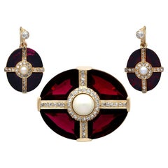 26.52 Carat Garnet 1.23 Carat Diamond Pearl and 15k Yellow Gold Jewellery Suite