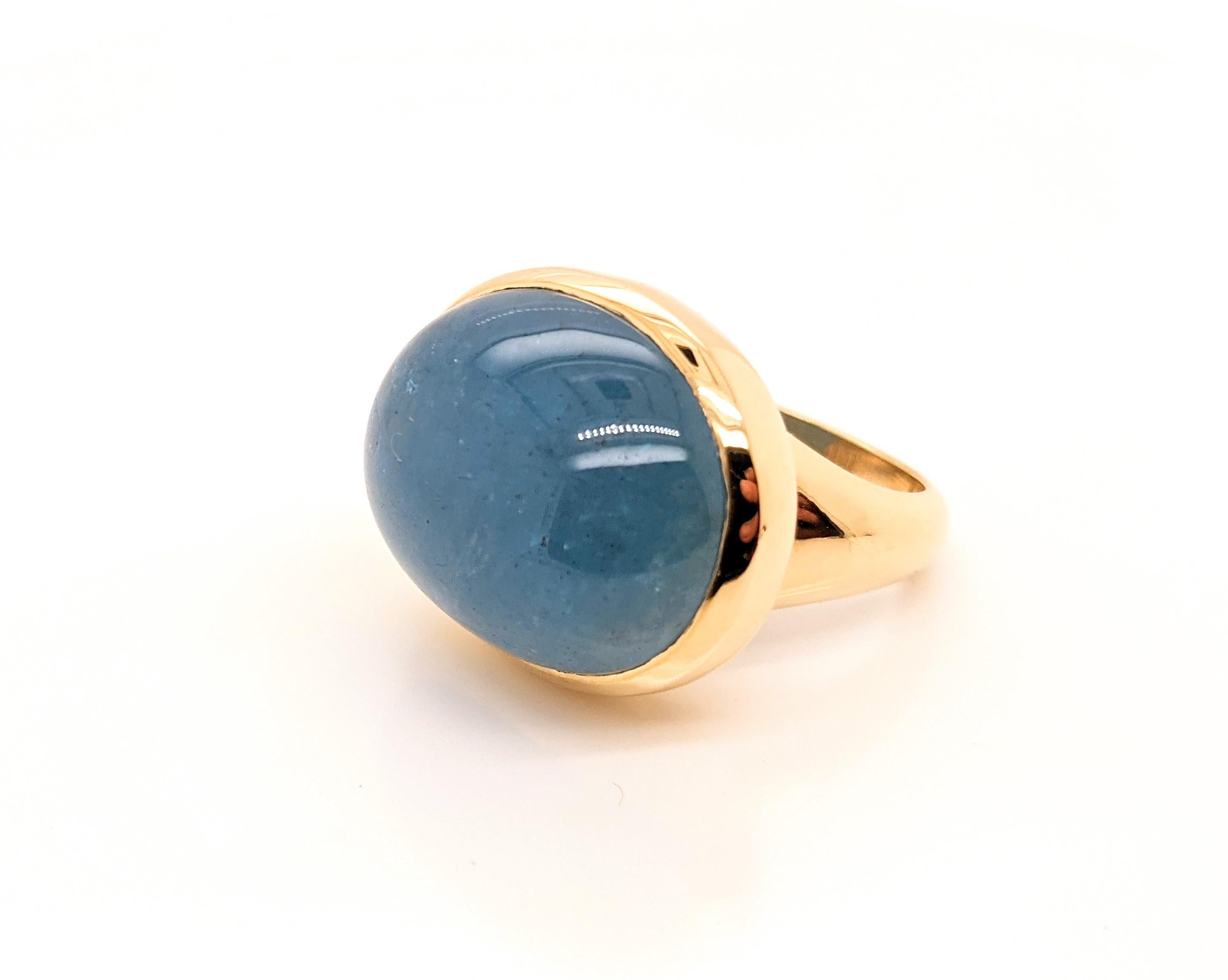 Acquamarina ovale naturale da 26,54 carati con taglio cabochon, incastonata in un anello personalizzato in oro giallo 18 carati.

