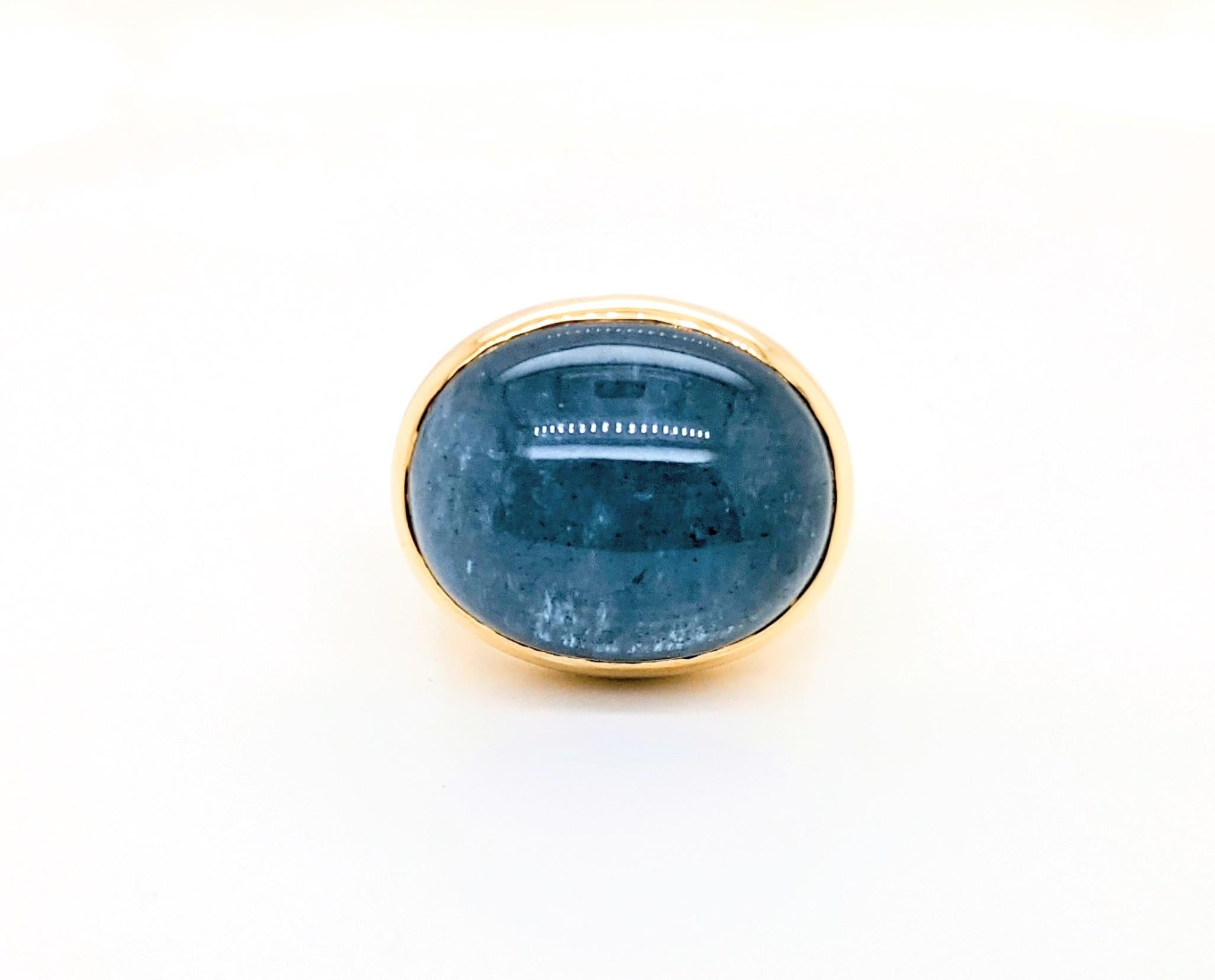 Art Déco Acquamarina ovale naturale da 26,54 carati con taglio cabochon, incastonata in un anello in oro giallo 18 ct. in vendita
