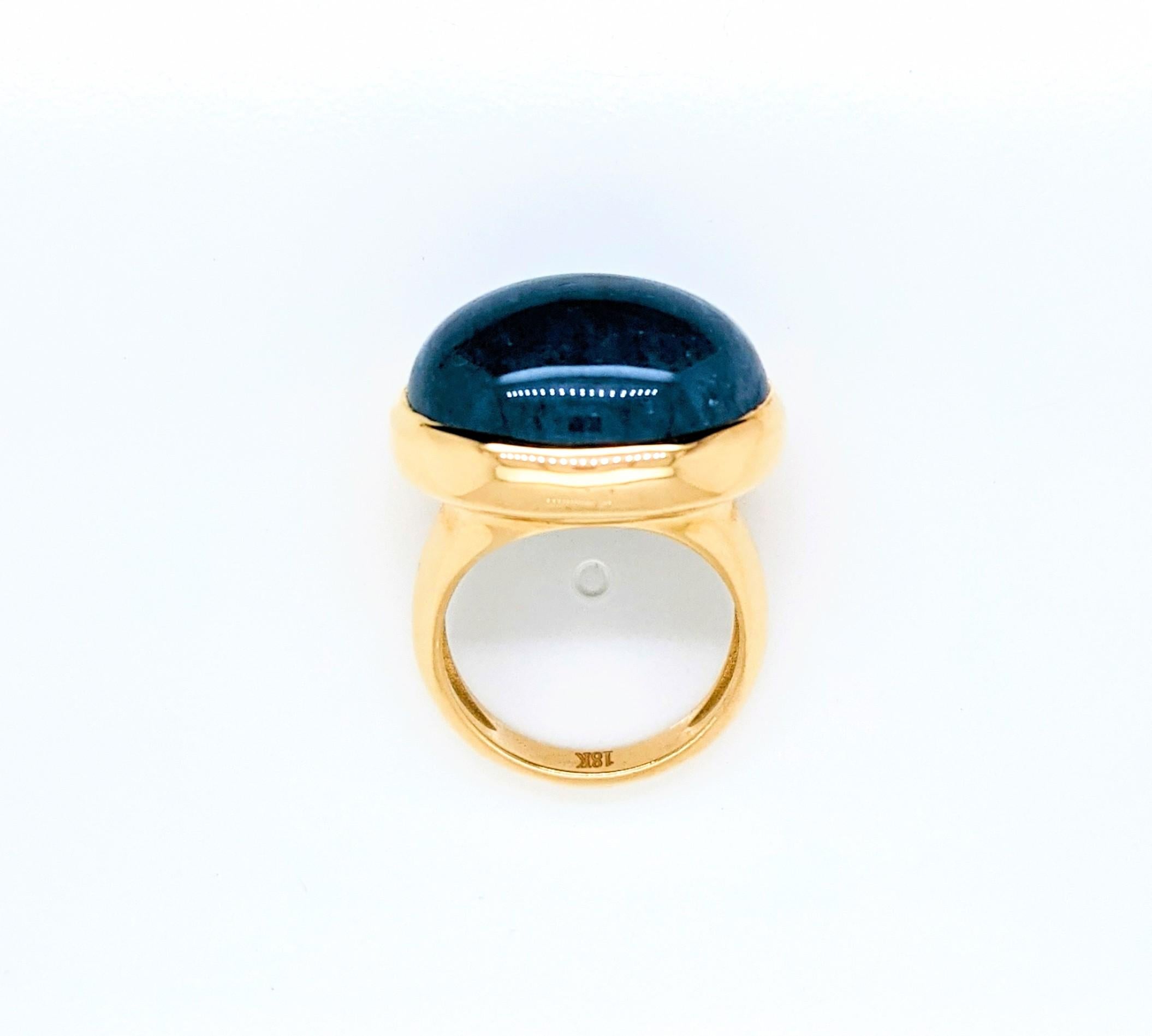 Taglio ovale Acquamarina ovale naturale da 26,54 carati con taglio cabochon, incastonata in un anello in oro giallo 18 ct. in vendita