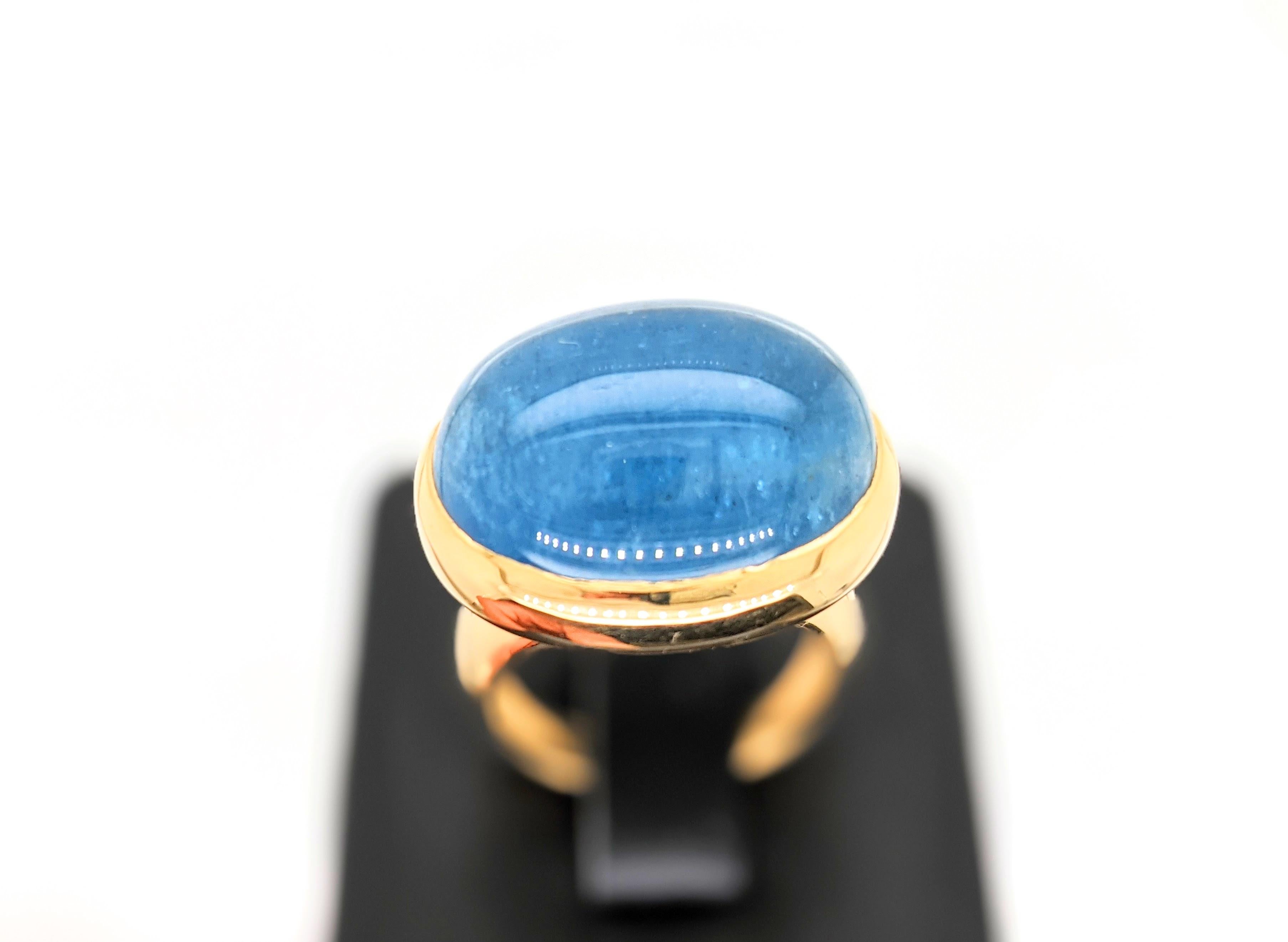 Acquamarina ovale naturale da 26,54 carati con taglio cabochon, incastonata in un anello in oro giallo 18 ct. In condizioni Nuovo in vendita a New York, NY