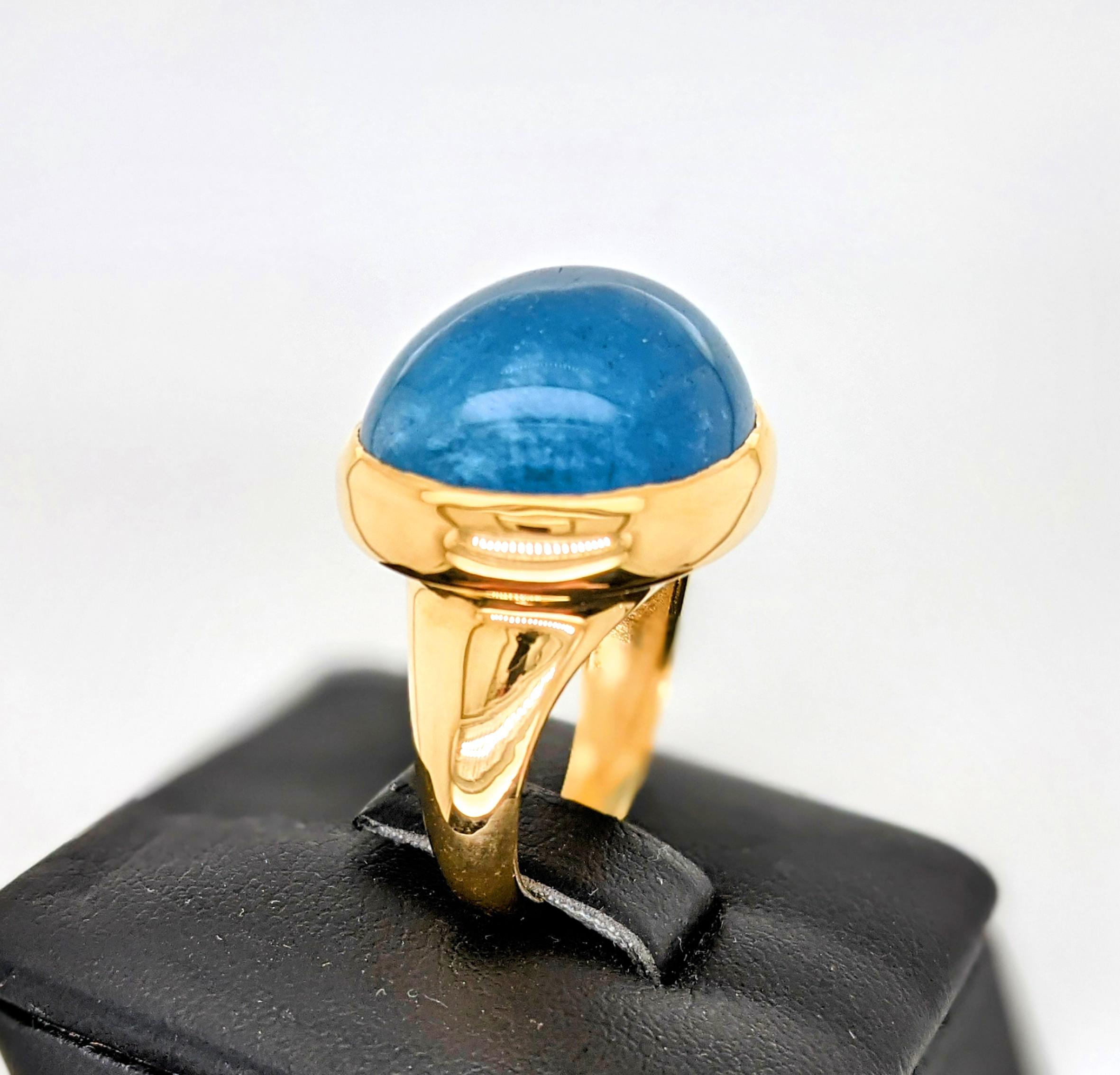 da uomo o donna Acquamarina ovale naturale da 26,54 carati con taglio cabochon, incastonata in un anello in oro giallo 18 ct. in vendita