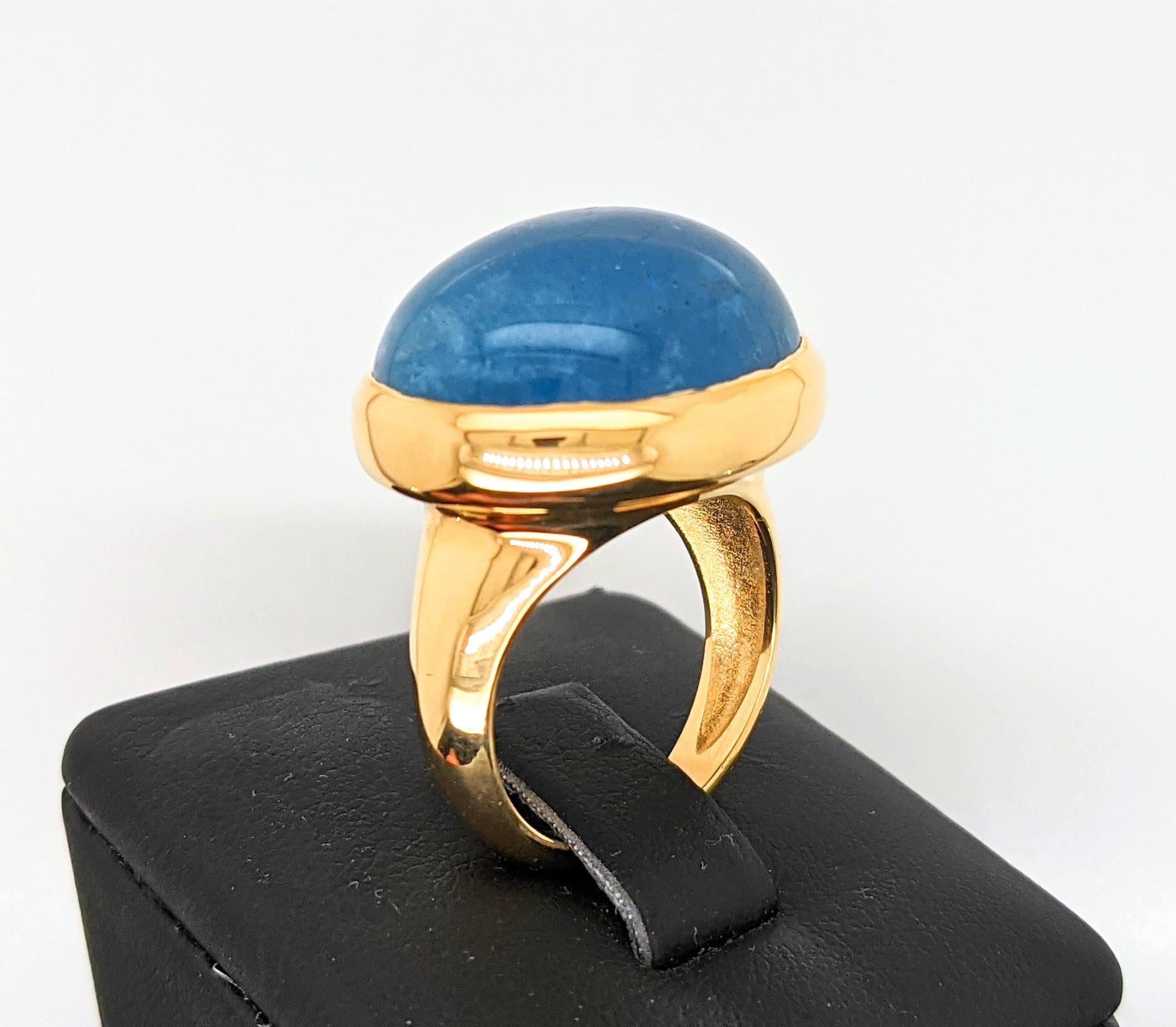 Acquamarina ovale naturale da 26,54 carati con taglio cabochon, incastonata in un anello in oro giallo 18 ct. in vendita 1