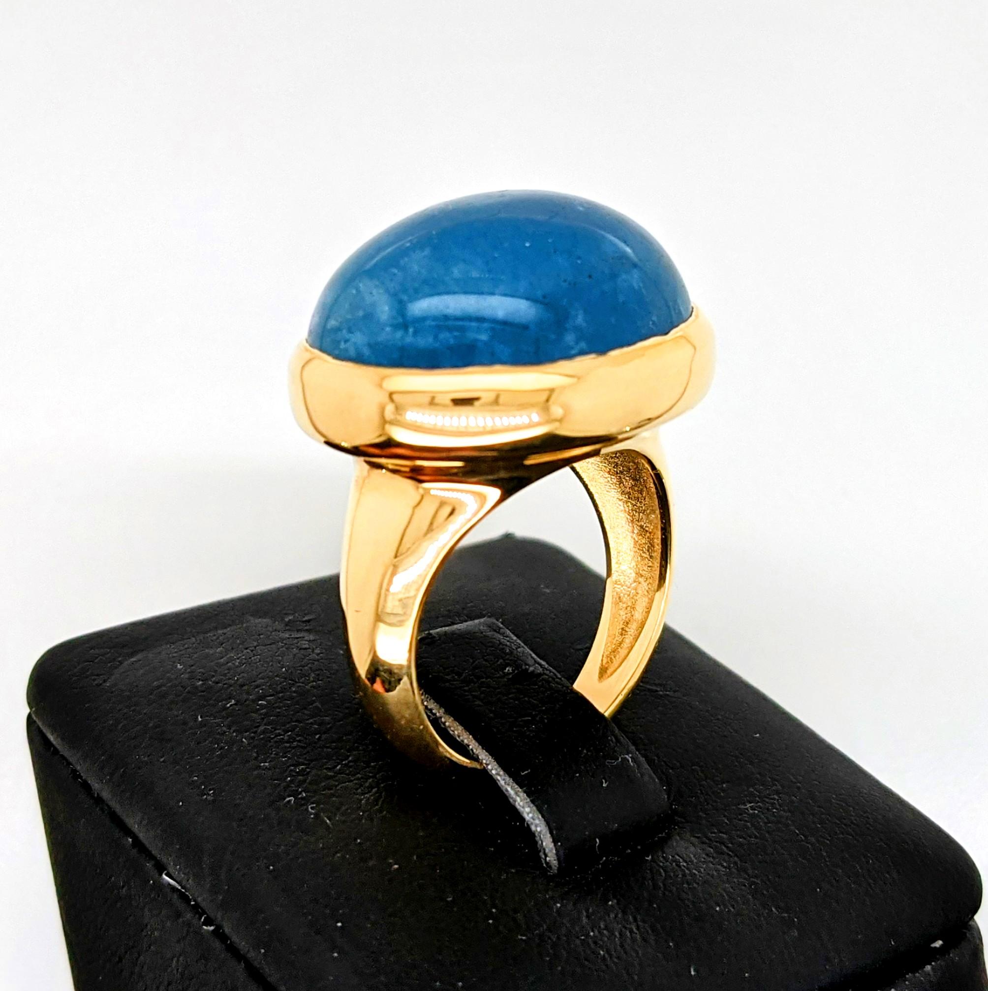 Acquamarina ovale naturale da 26,54 carati con taglio cabochon, incastonata in un anello in oro giallo 18 ct. in vendita 2