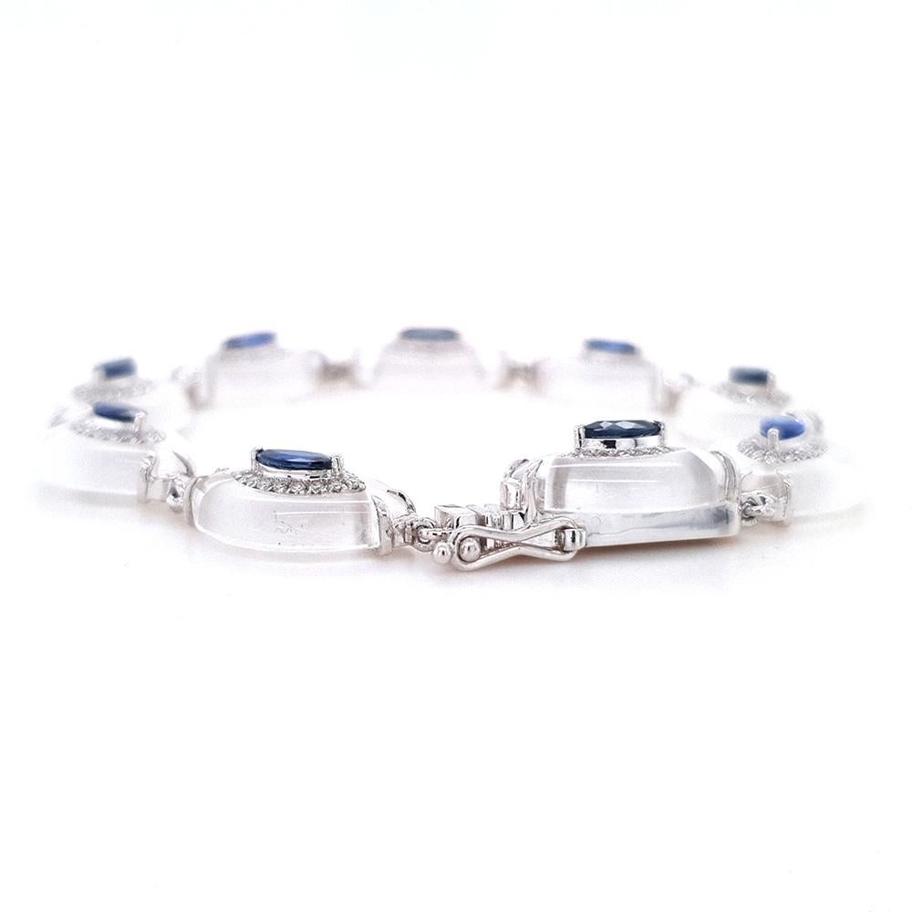 Dieses exquisite, netzartige Armband aus Platin besticht durch eine Reihe von marquiseförmigen Saphiren mit einem Gesamtgewicht von 2,65 Karat. Jeder Saphir, der ein bezauberndes Farbspektrum von Königsblau bis Tiefblau aufweist, ist von einem