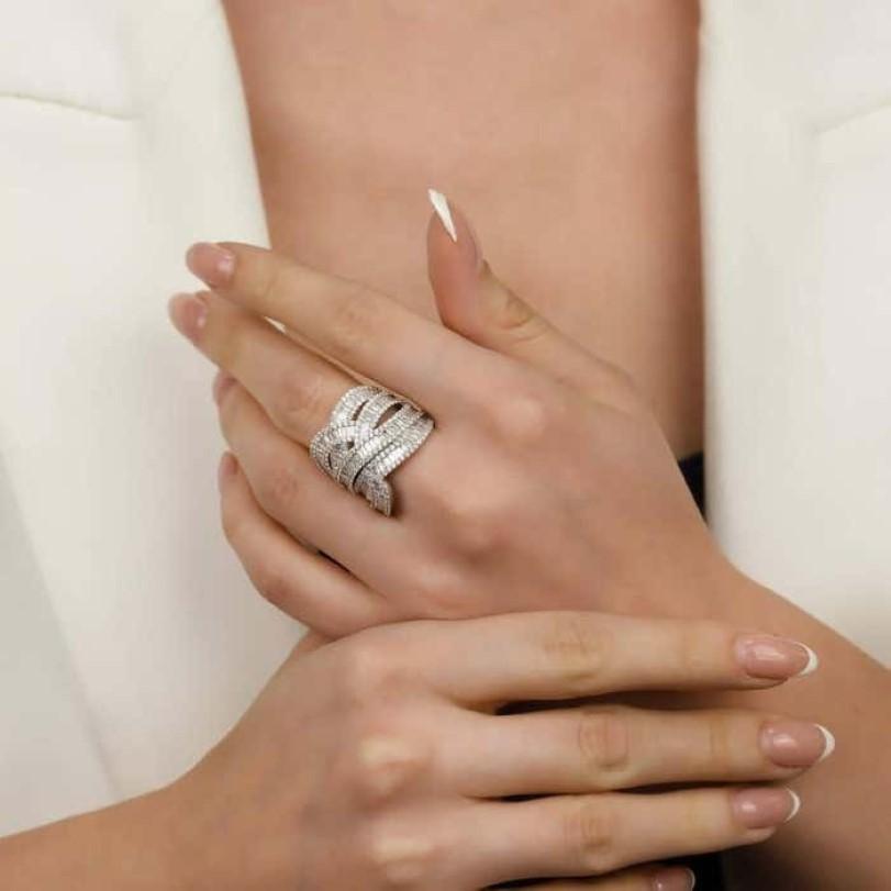 Product Details :

• Made to Order

• Gold Kt: 14kt

• Available Gold Colors: Rose Gold, Yellow Gold, White Gold

• 0.65ct Natural Round Diamond

• 2.00ct Natural Baguette Diamond

• Diamond Color-Clarity: F-G Color VS/SI Clarity

• Comes with
