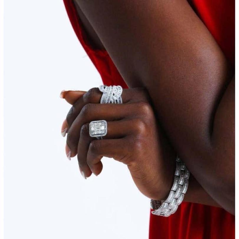 Modern 2.65ct Baguette Diamond Queen Ring For Sale