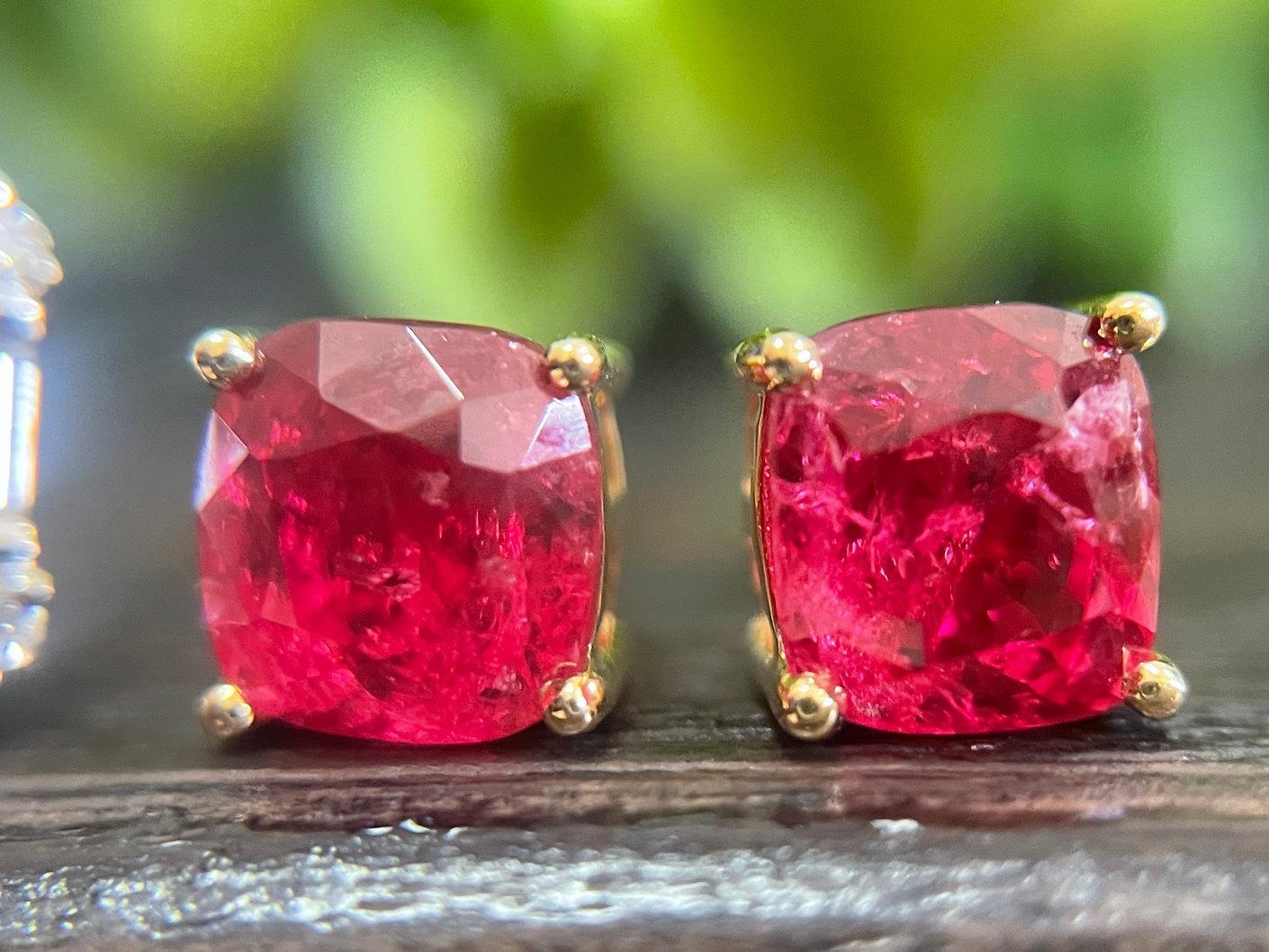 Women's 2.65Ct Burmese Neon Hot Pinkish Red Spinel Earring with Natural Diamonds enhance For Sale